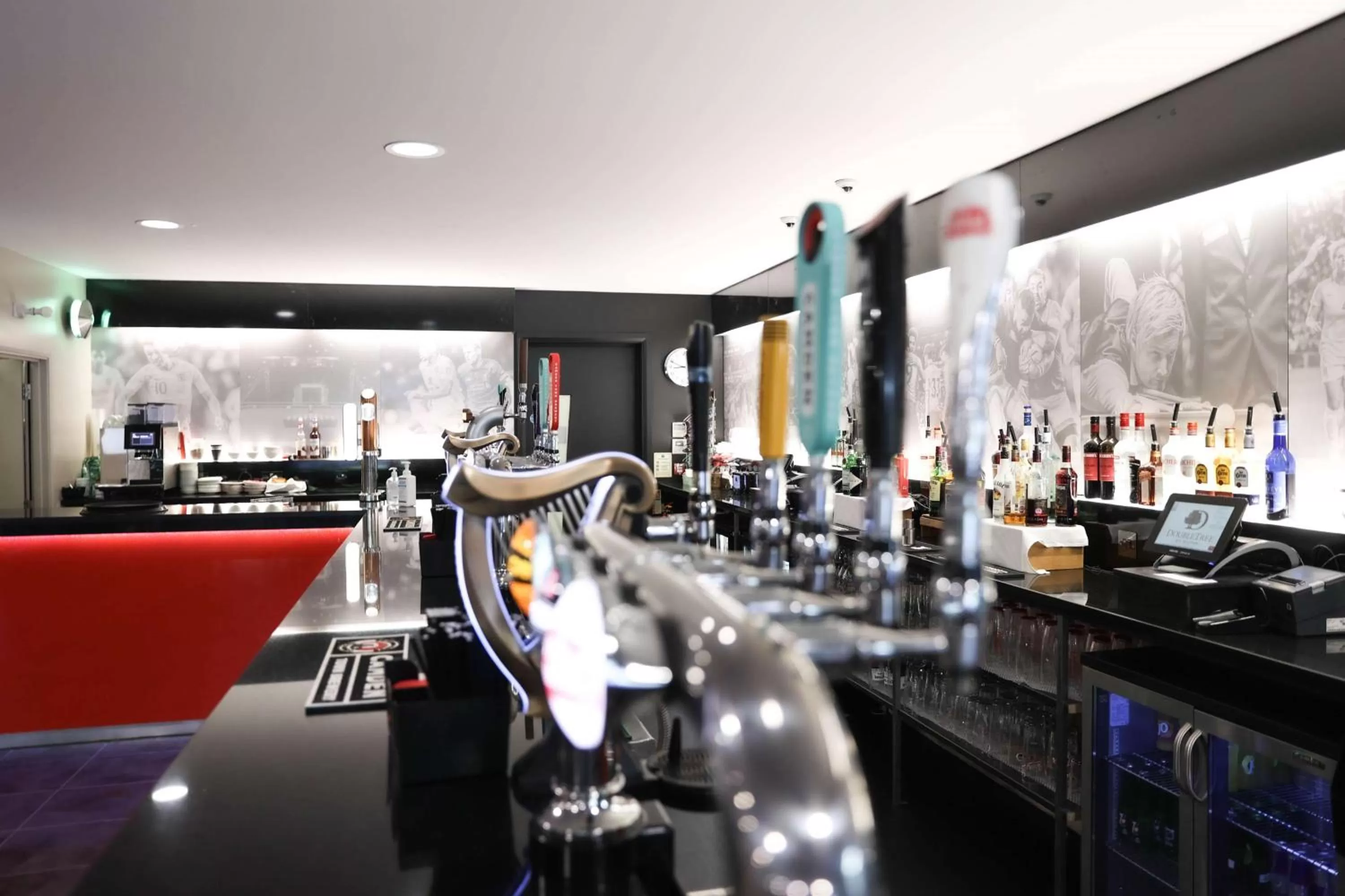 Lounge or bar in DoubleTree By Hilton Milton Keynes