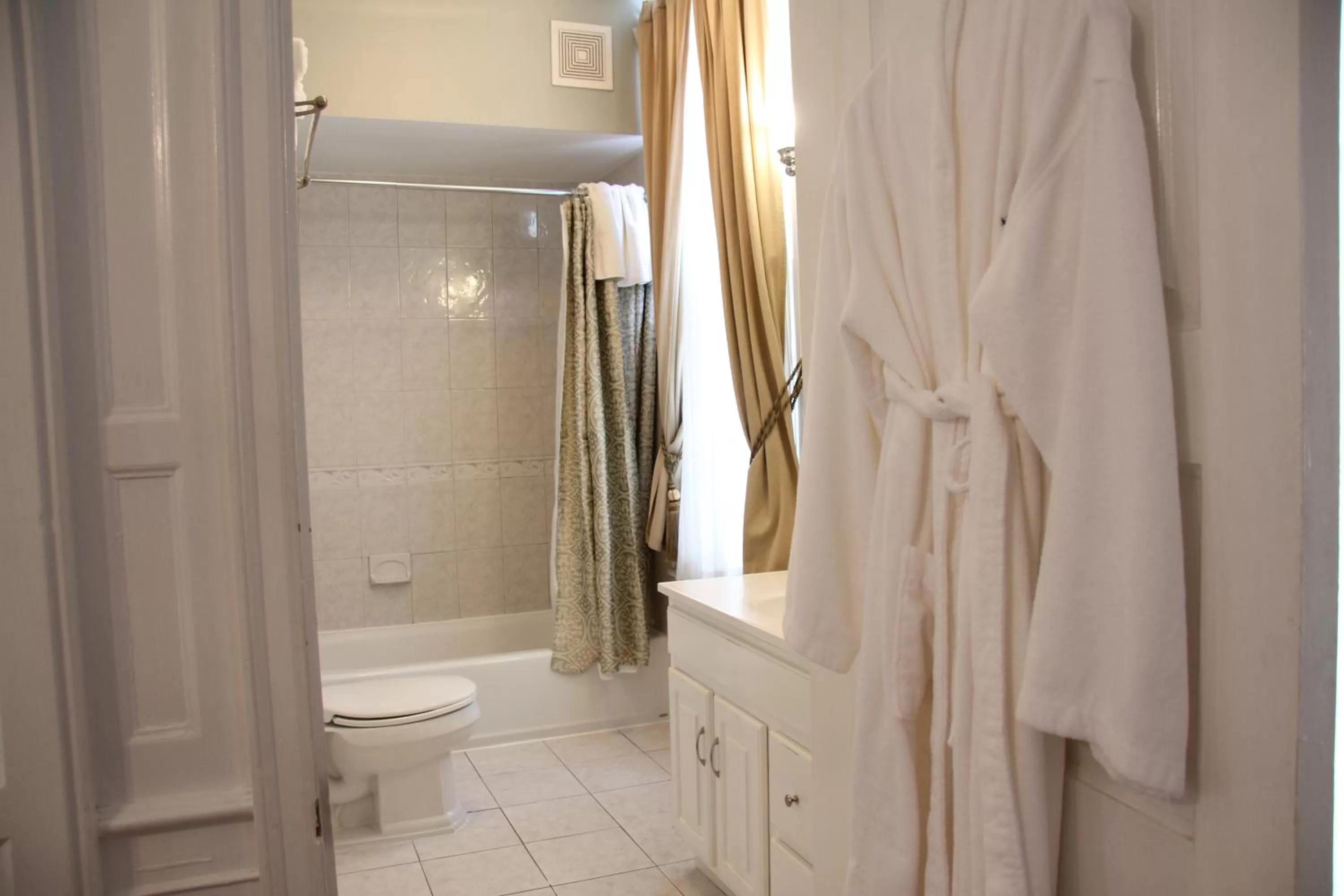 Bathroom in Morris House Hotel