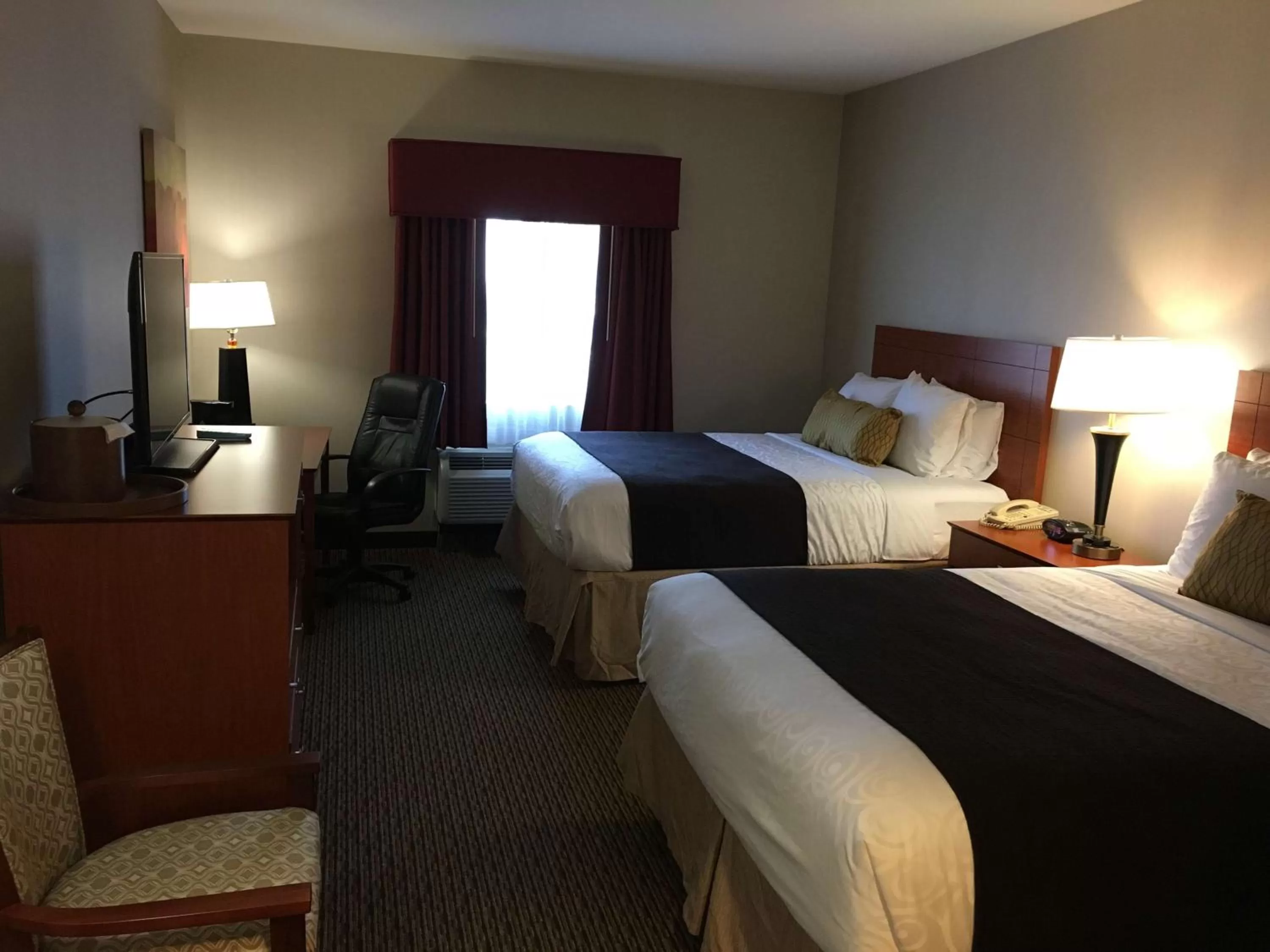 Photo of the whole room, Bed in Best Western Plus Arrowhead Hotel