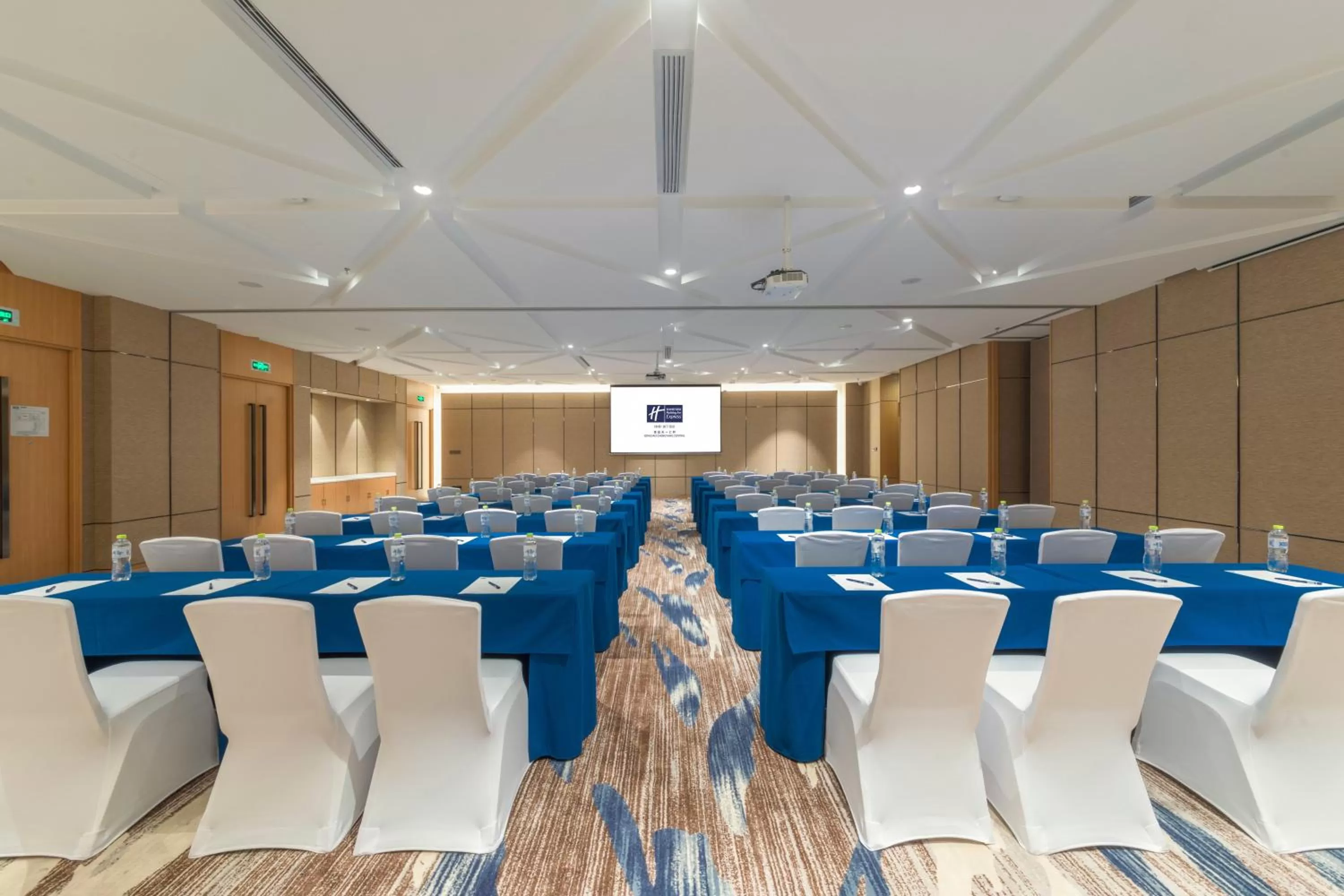 Meeting/conference room in Holiday Inn Express Qingdao Chengyang Central by IHG