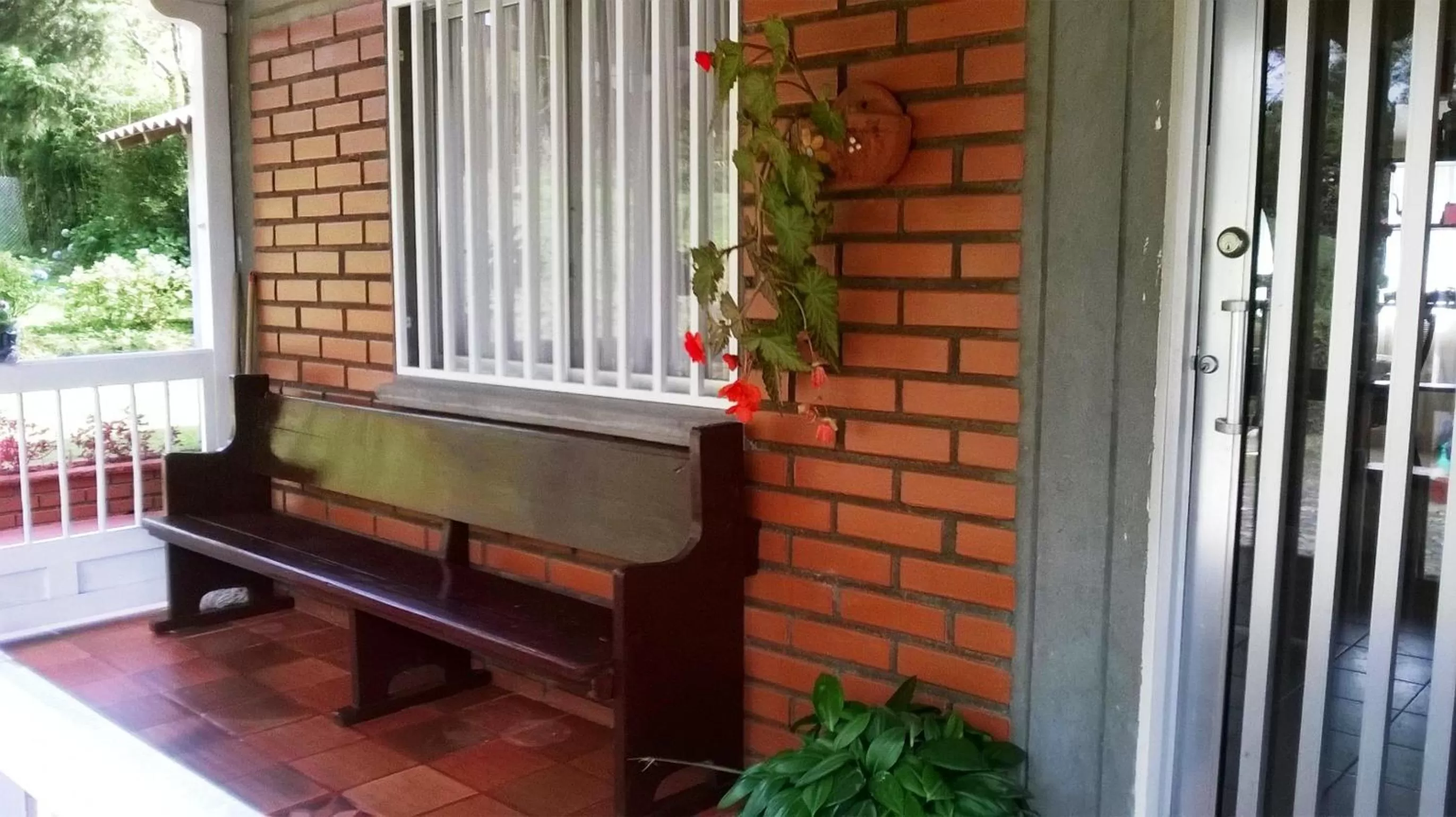 Facade/entrance in La Gaviota BnB