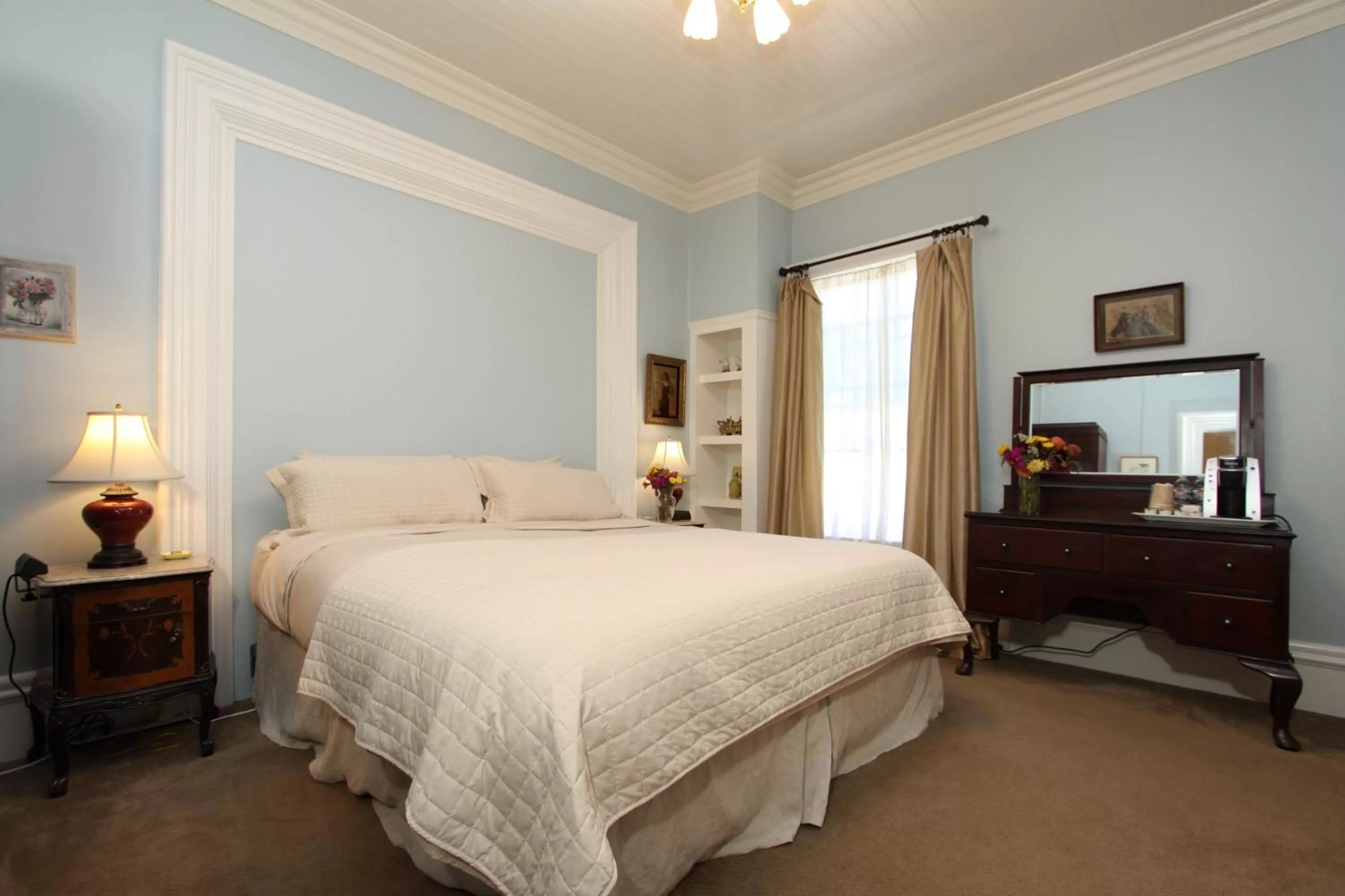 Bed in Olallieberry Inn Bed and Breakfast