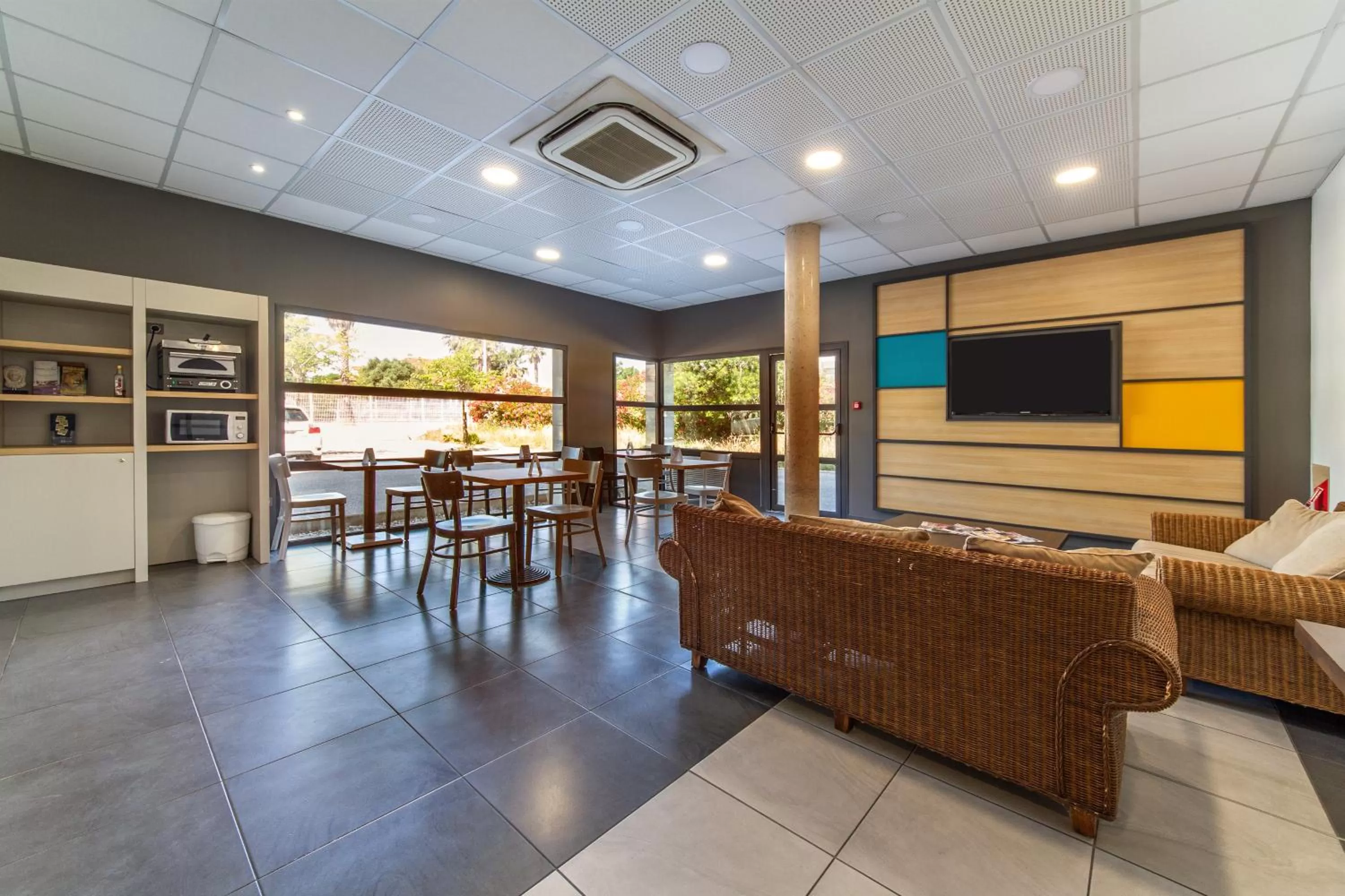 Lobby or reception in B&B HOTEL Perpignan Saleilles