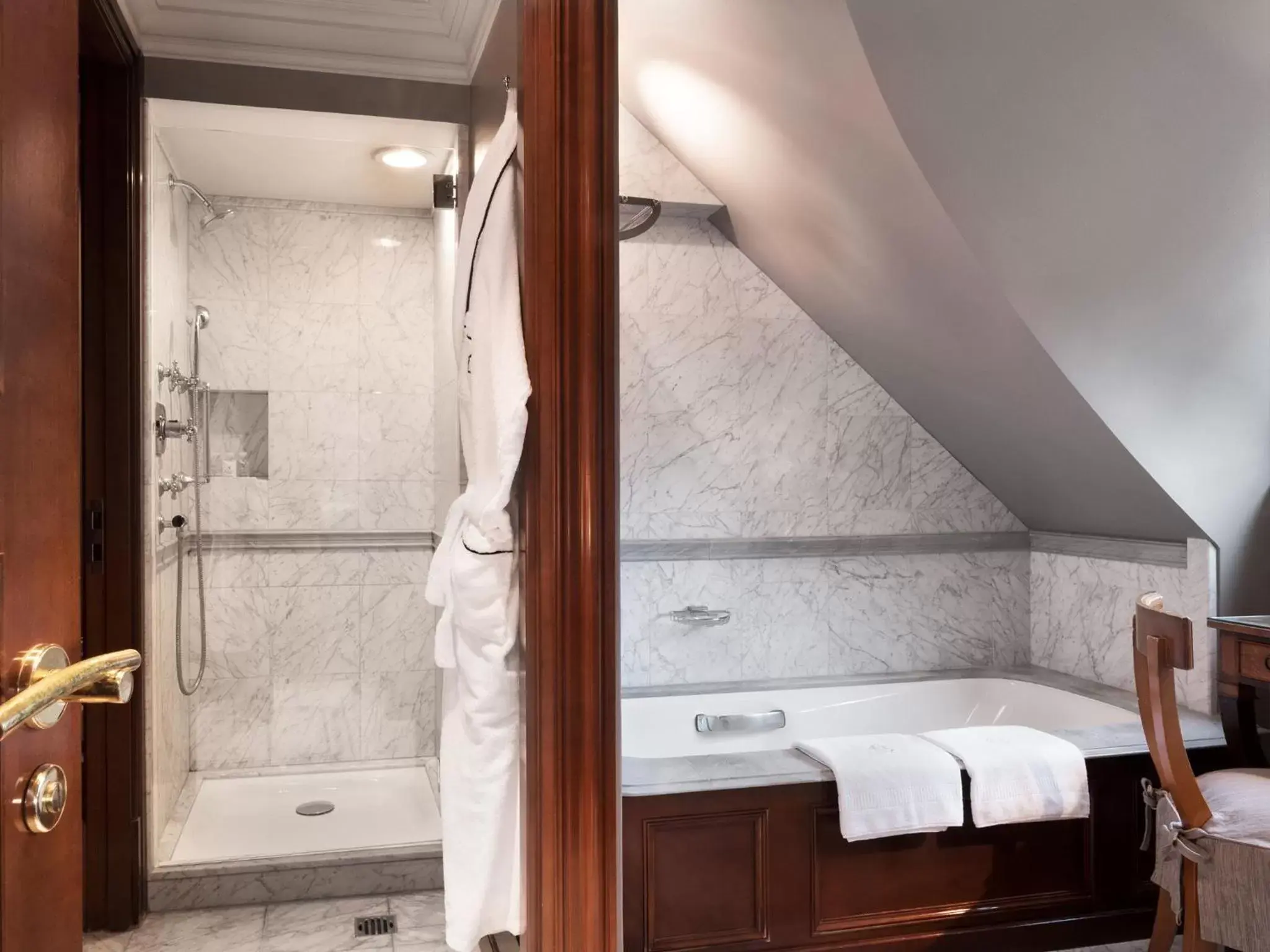 Library Suite in Schlosshotel Berlin Library Suite in Schlosshotel Berlin