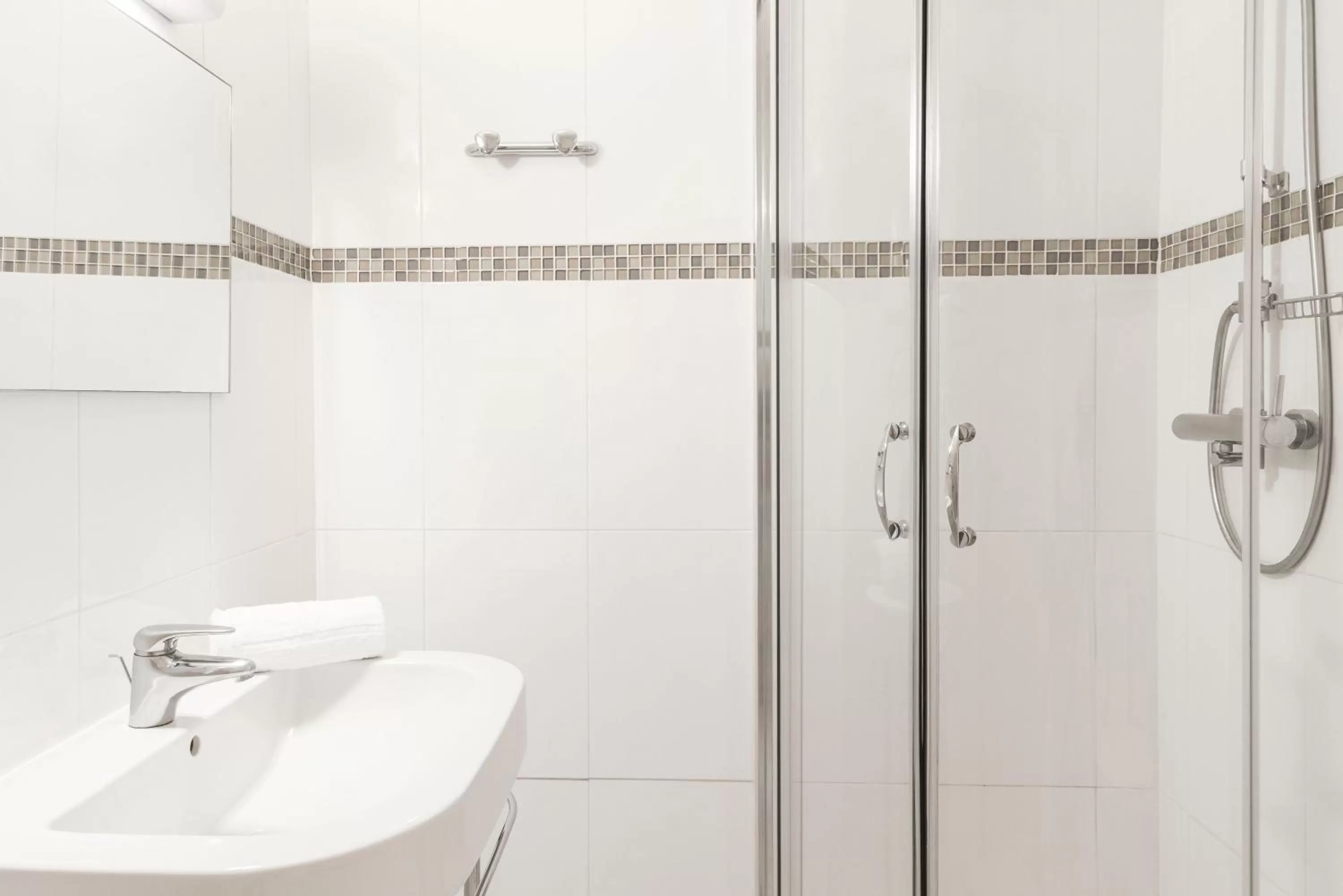 Shower in Grand Hôtel Dauphiné Toulon, Boutique Hôtel & Suites