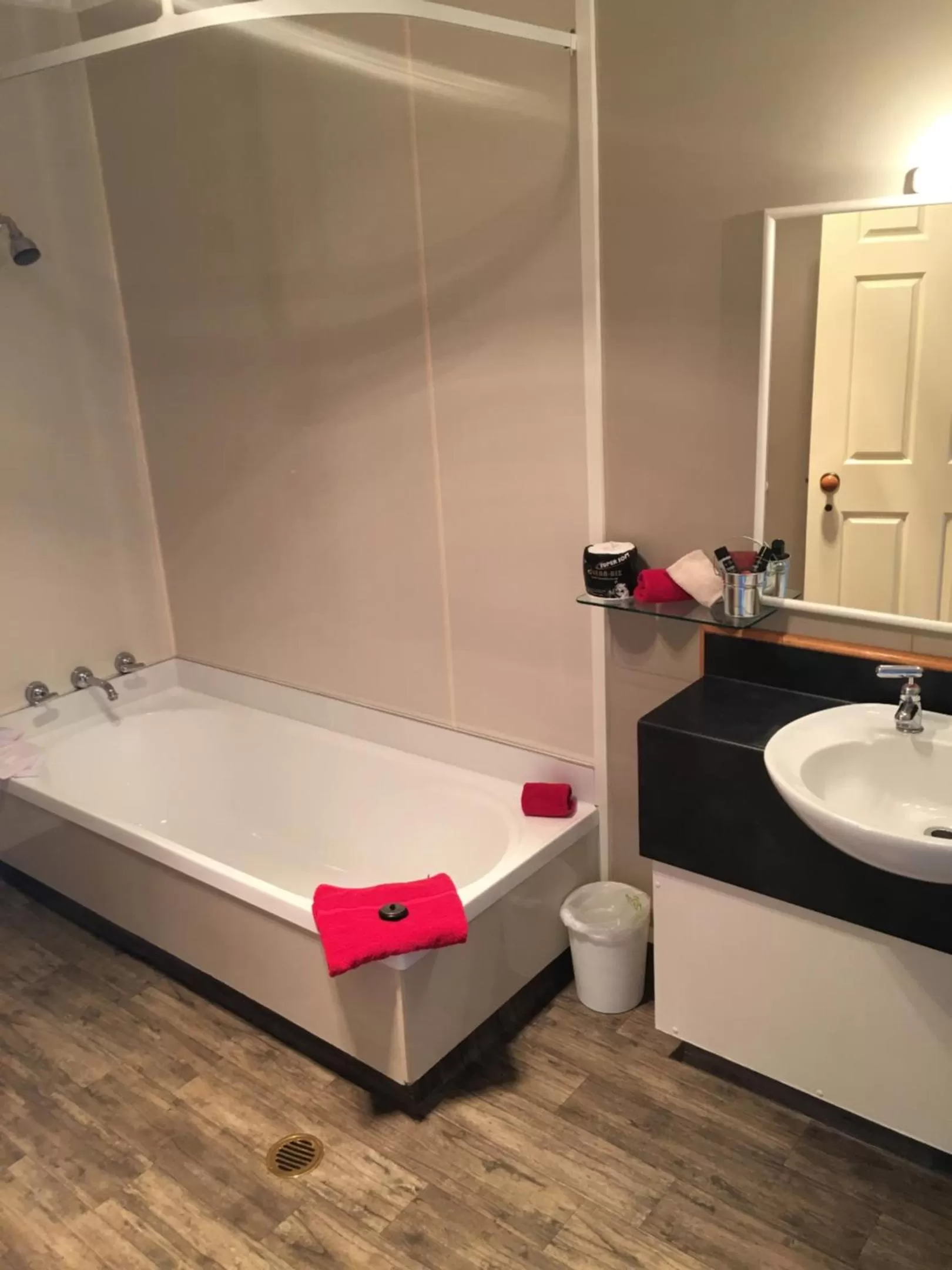 Bathroom, Bed in Lakefront Lodge