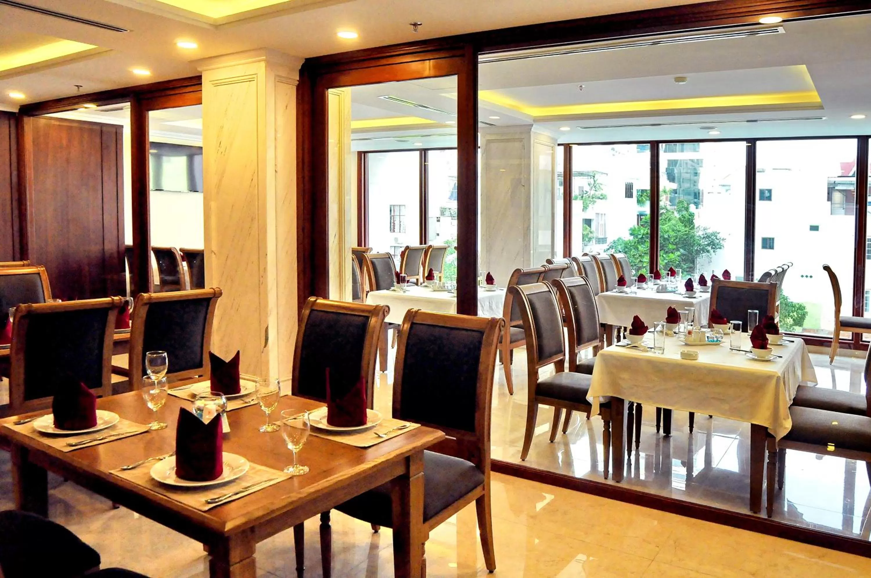 Restaurant/places to eat in Apus Hotel