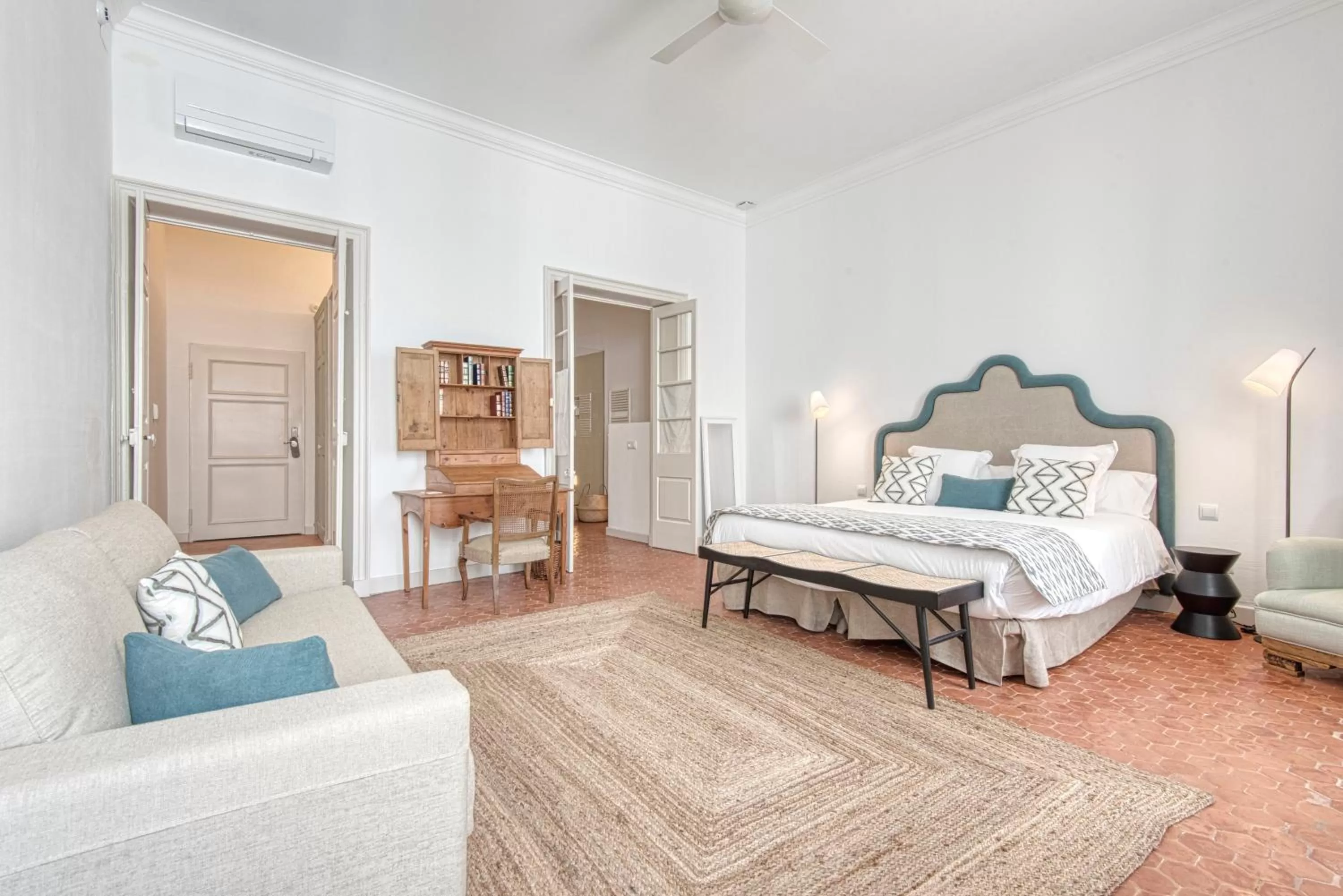 Photo of the whole room, Bed in Can Alberti 1740 Boutique Hotel