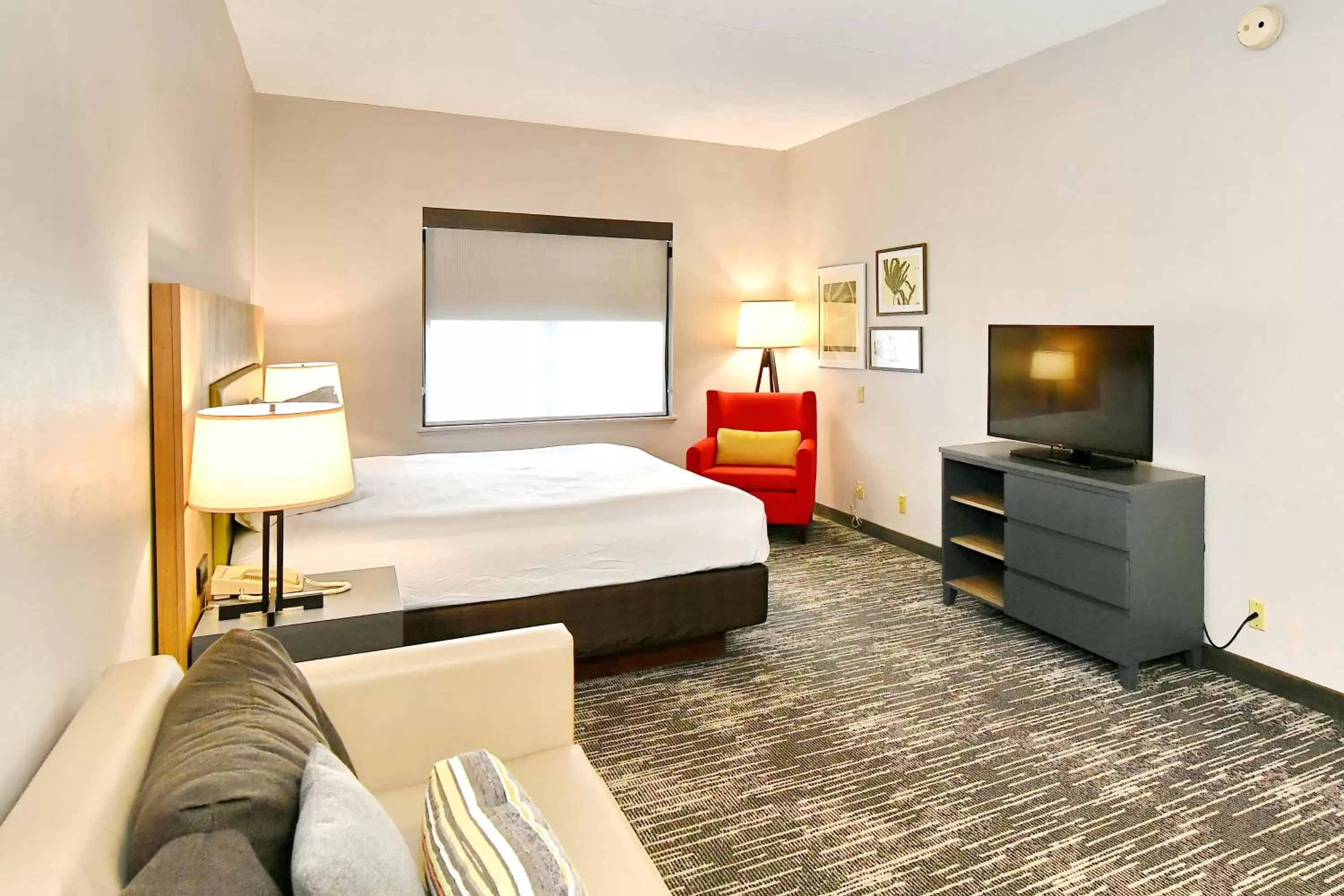 Bed in Country Inn & Suites by Radisson, Mount Morris, NY