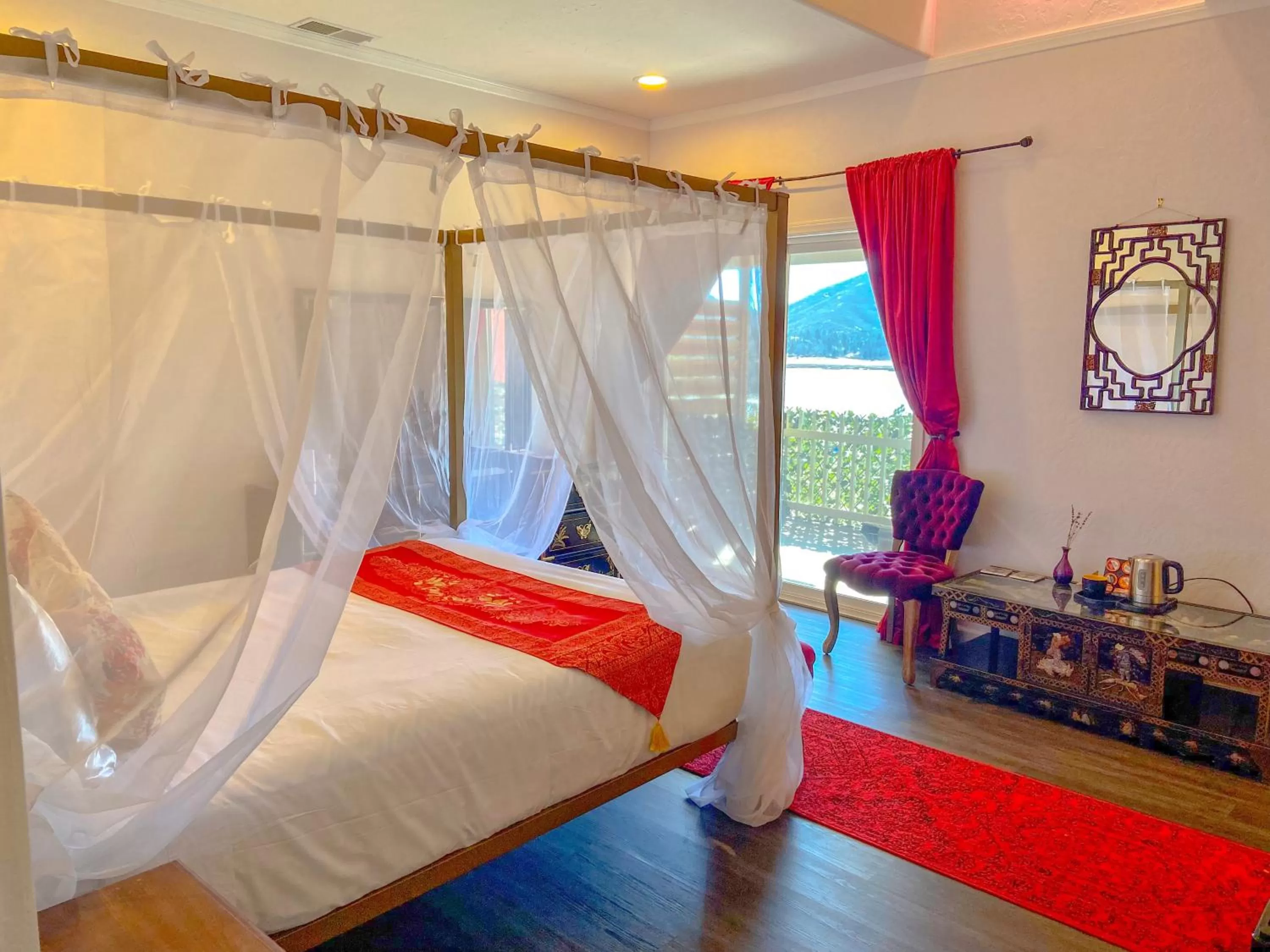 Bed in Quiet Mind Mountain Lodge, Retreat & Spa