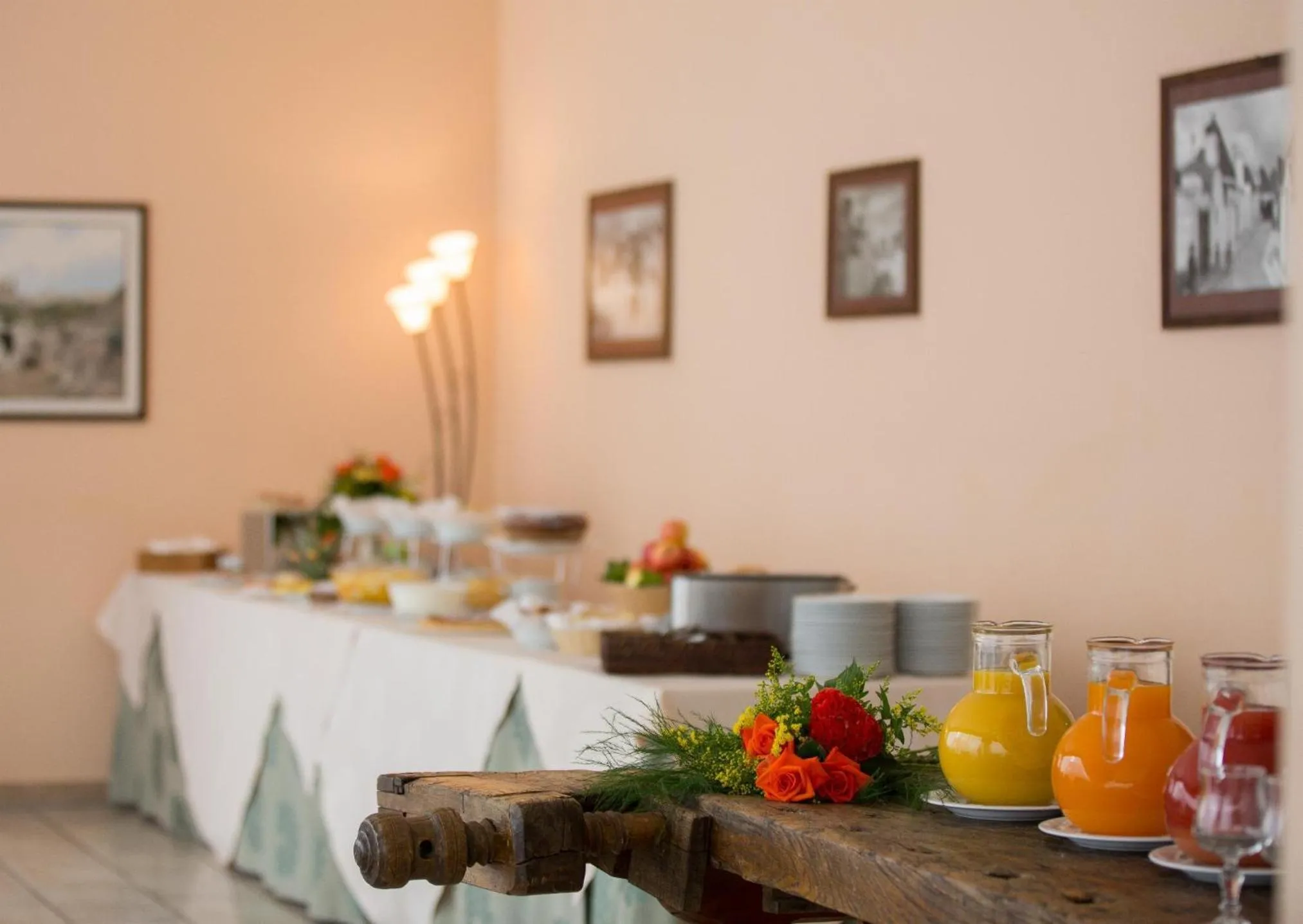 Restaurant/places to eat in Hotel Ramapendula