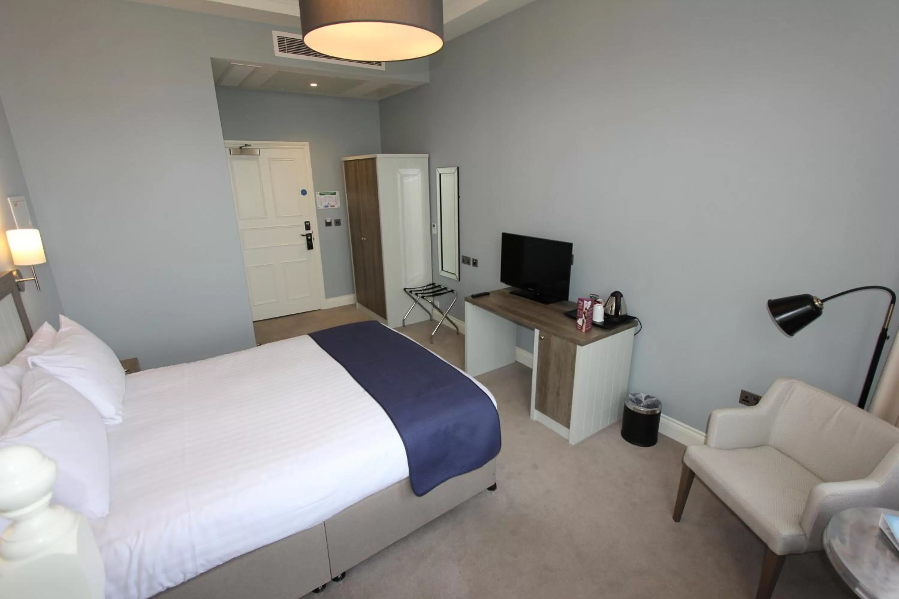 Bedroom, Bed in Yarrow Hotel