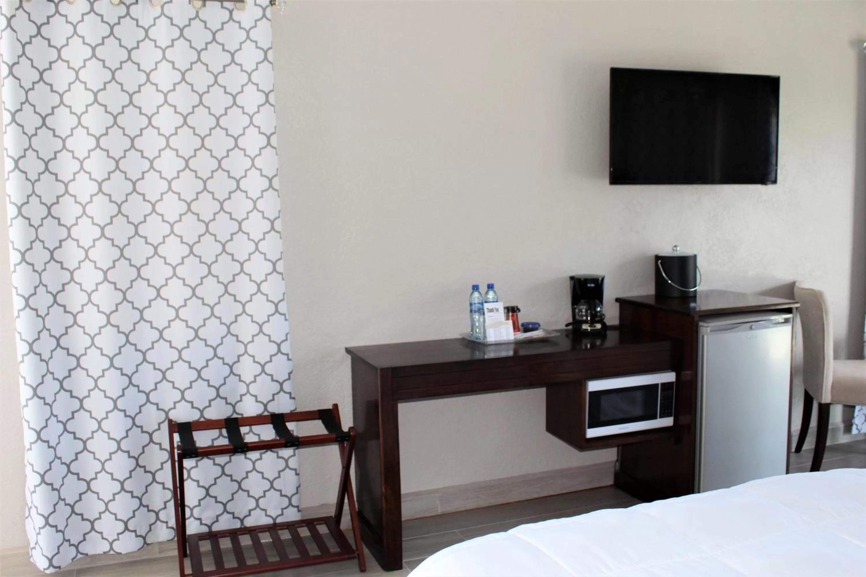 TV and multimedia, Bed in Barefoot Caye Caulker Hotel