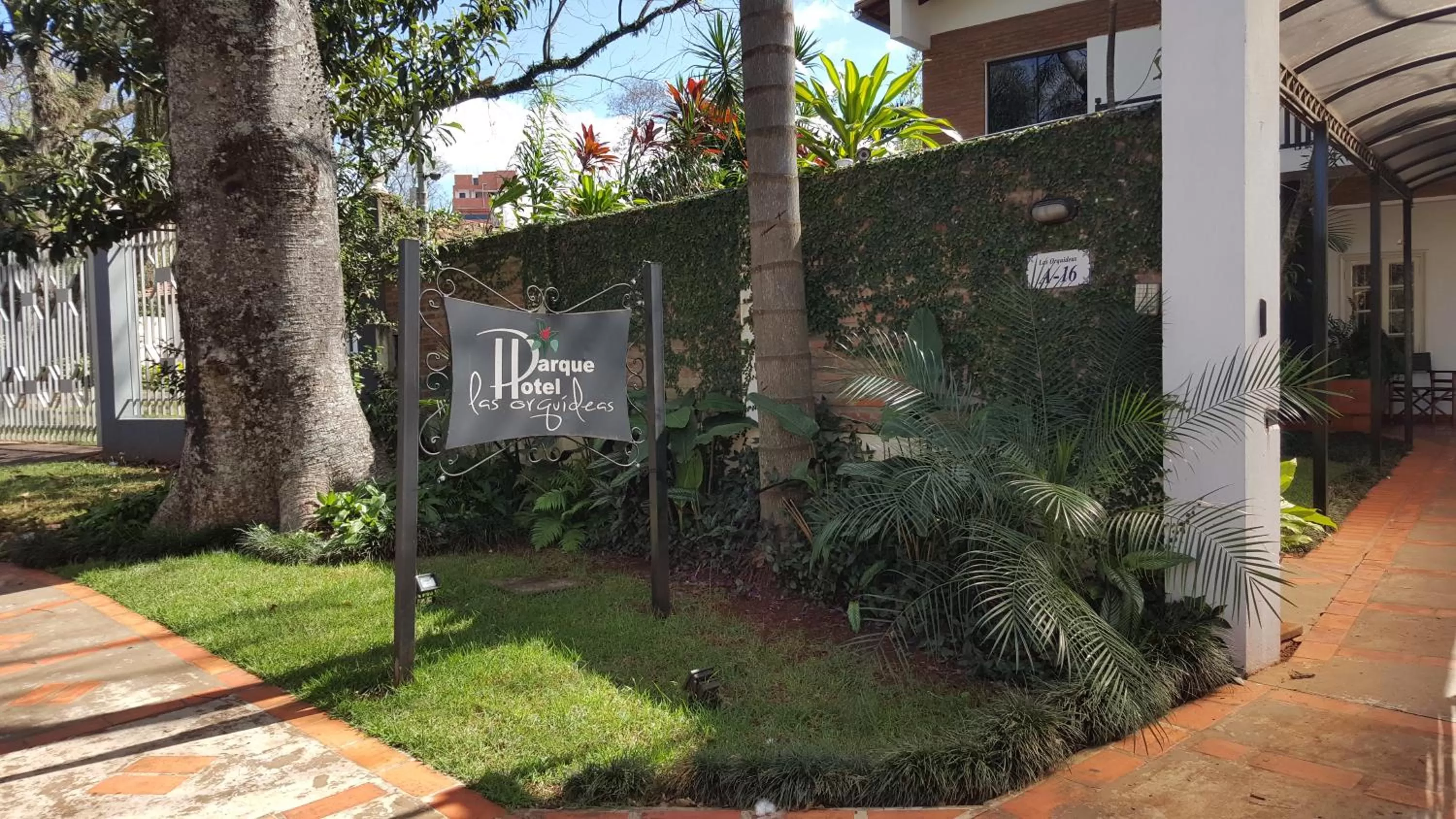Facade/entrance in Las Orquideas Parque Hotel