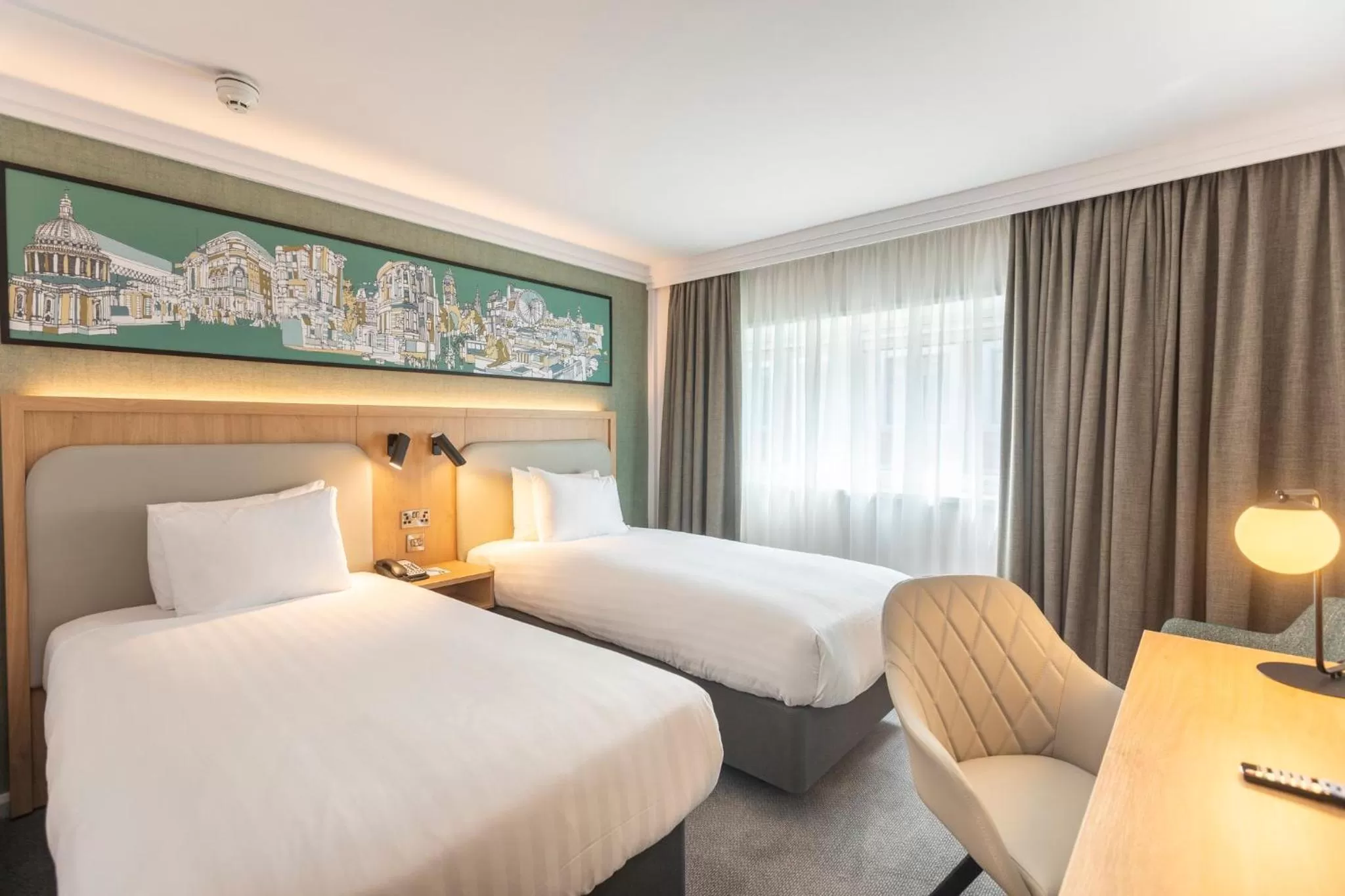 Photo of the whole room, Bed in Holiday Inn London - Regent's Park by IHG