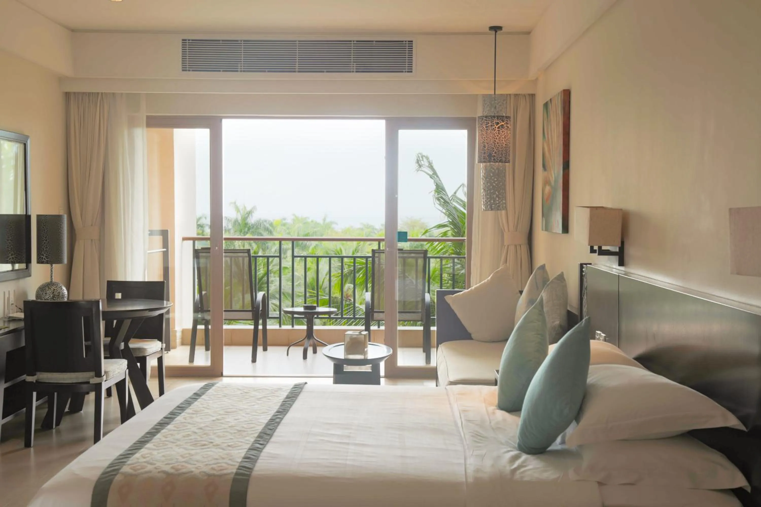Photo of the whole room, Bed in Howard Johnson Resort Sanya Bay