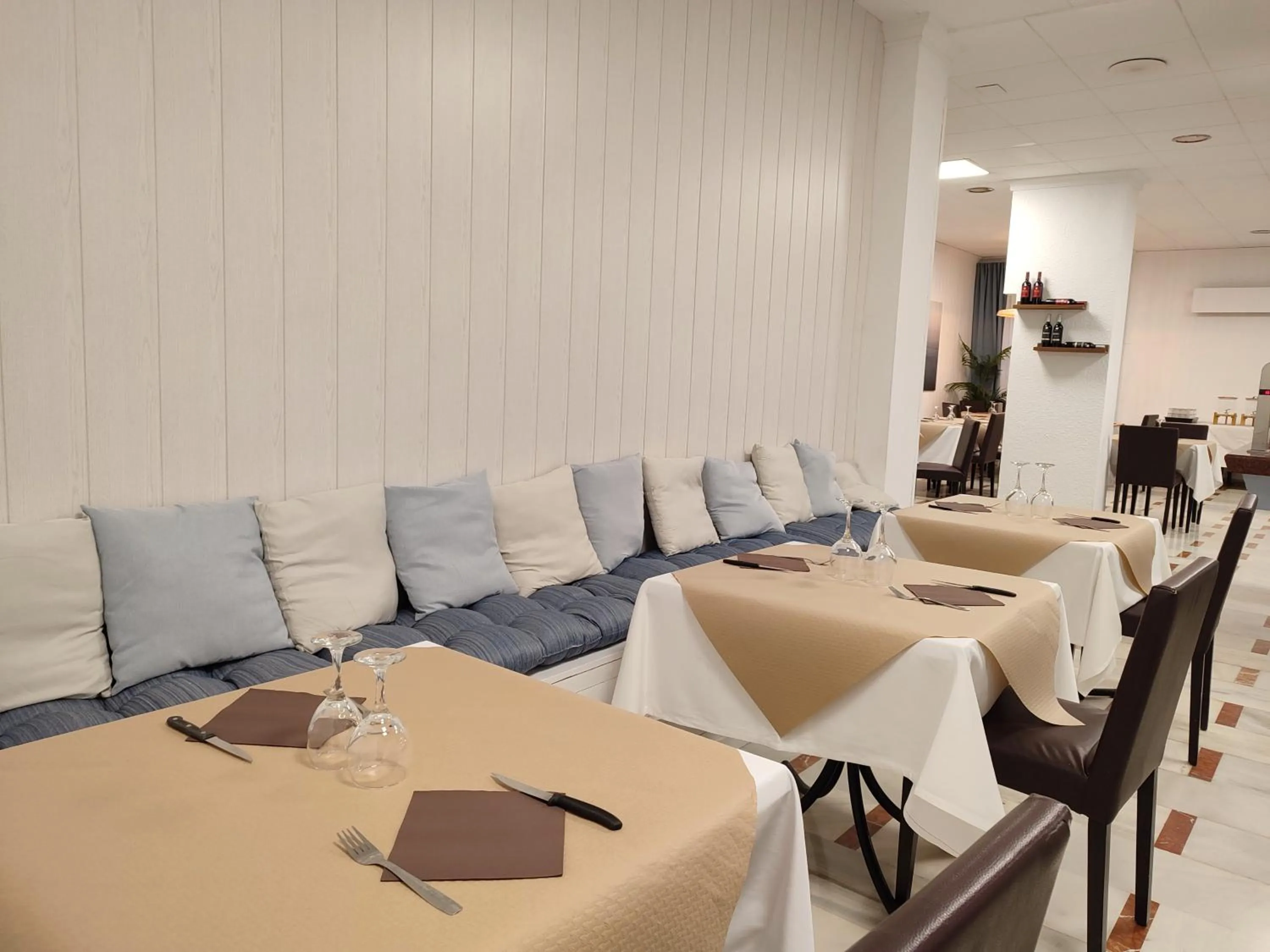 Restaurant/places to eat in Hotel Porto