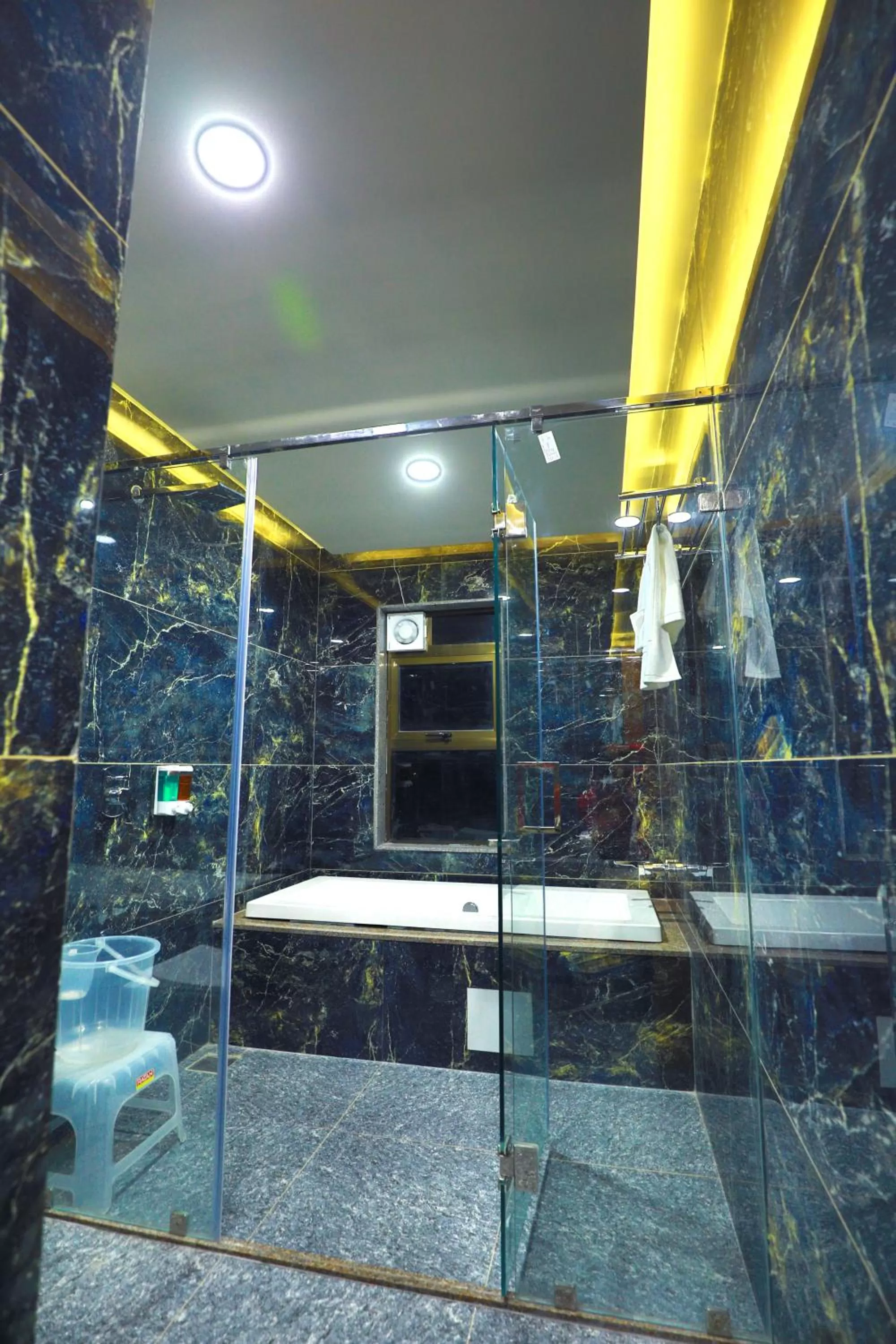Shower in HOTEL THE GRANDLADHUKARA