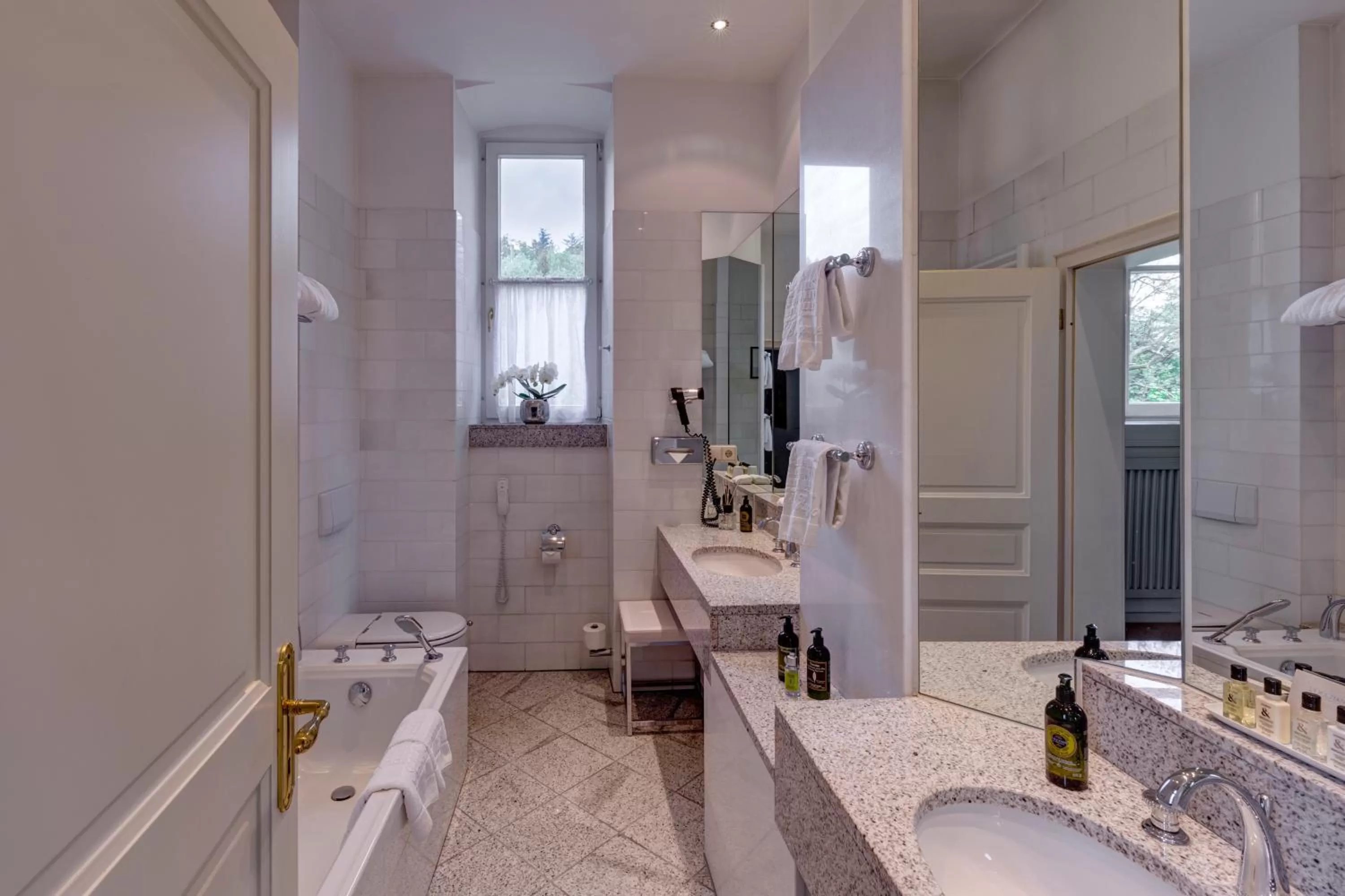 Toilet in Schlosshotel Hugenpoet