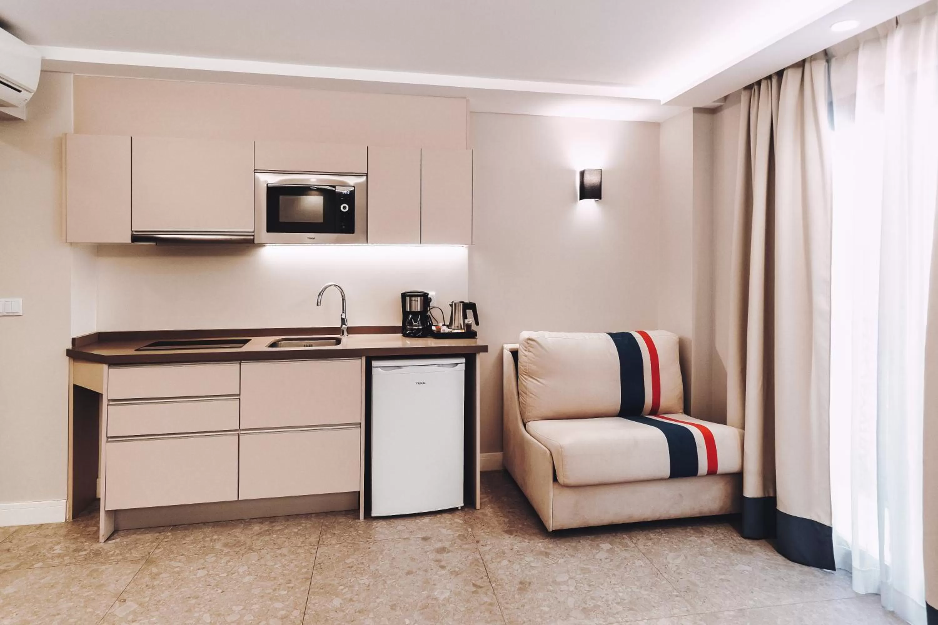 Kitchen or kitchenette in GBH Hotel-Apartamentos Posidonia