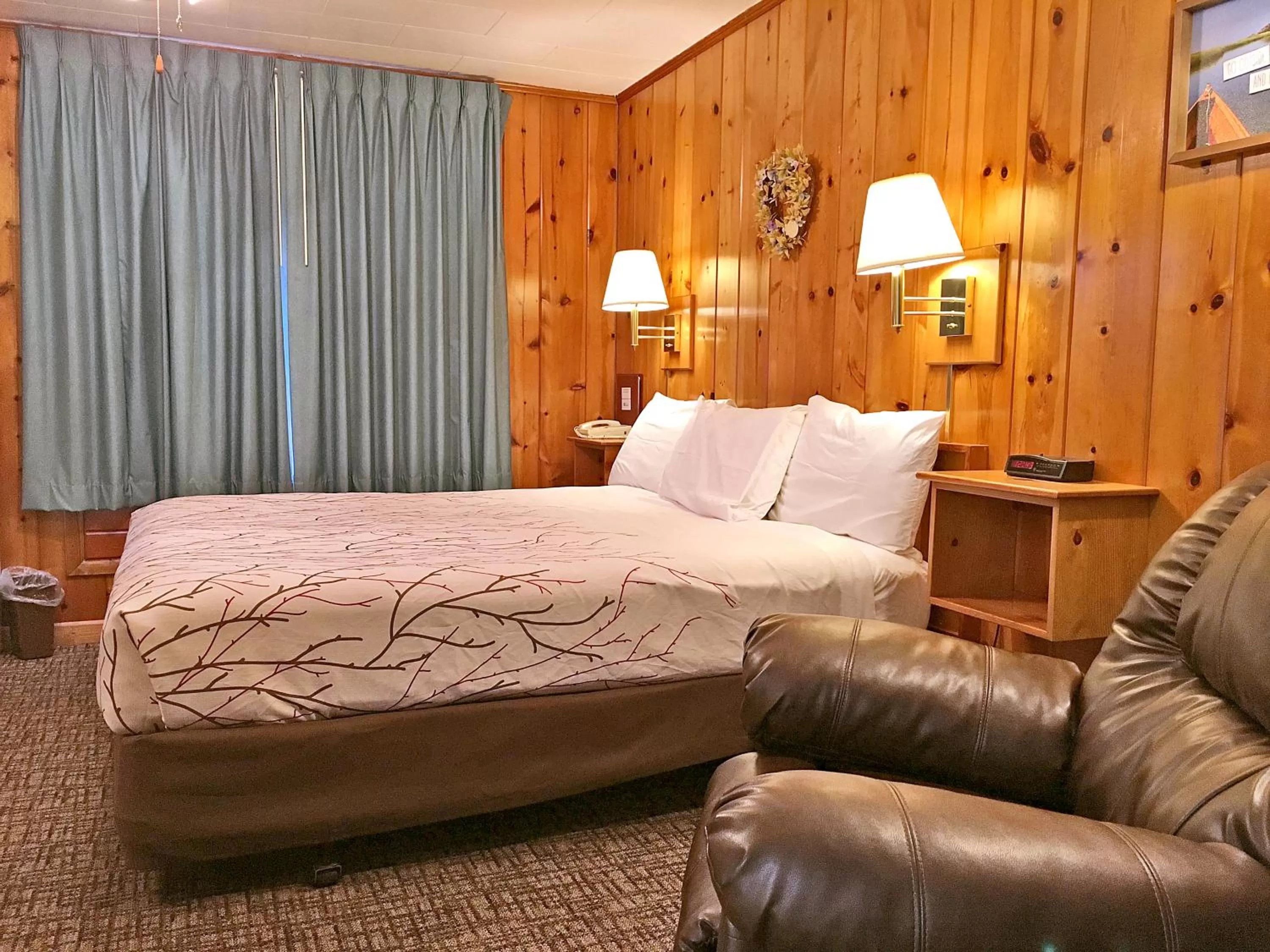 Bed in Park Motel and Cabins
