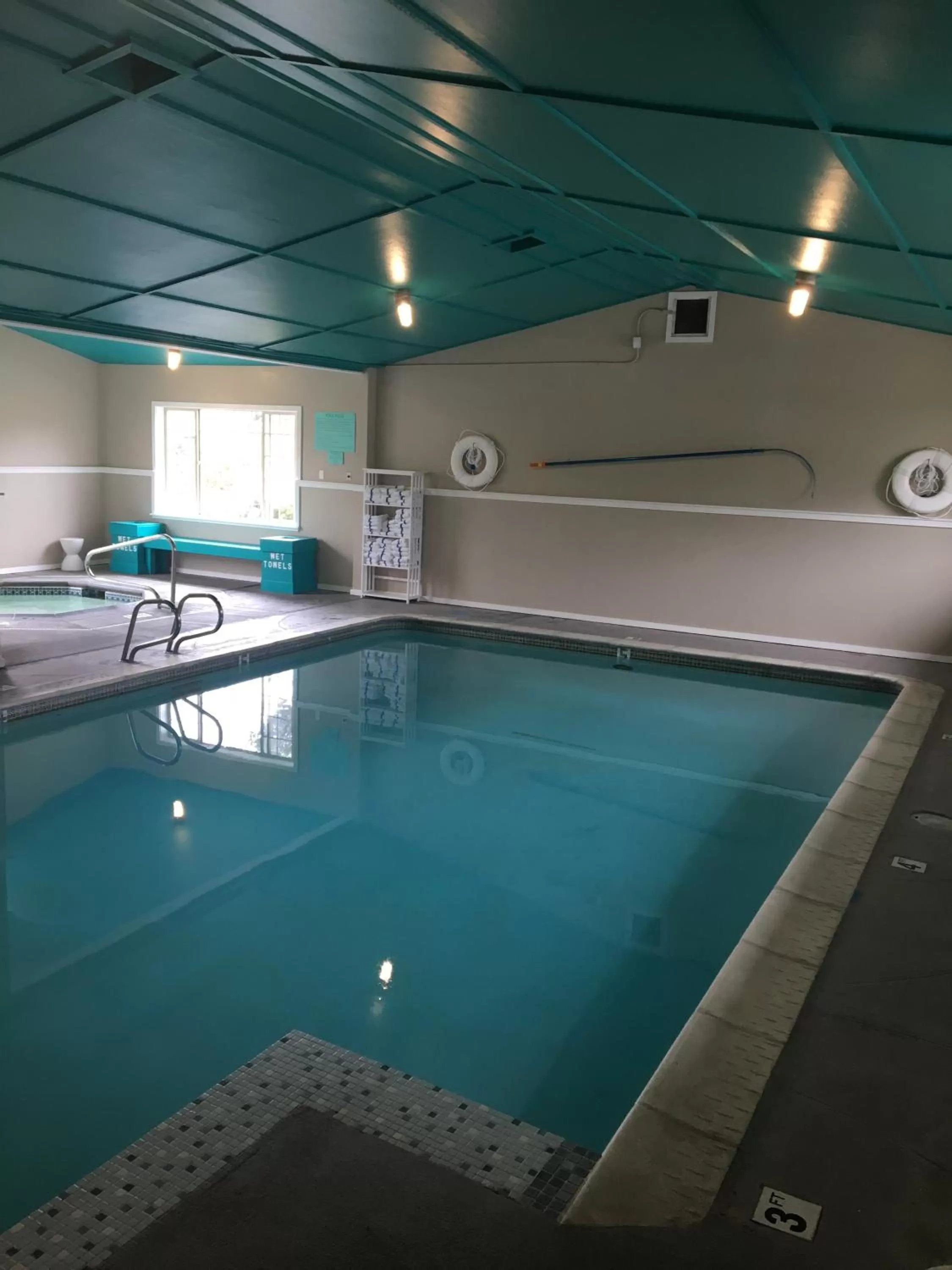 Swimming pool in Hi Tide Oceanfront Inn