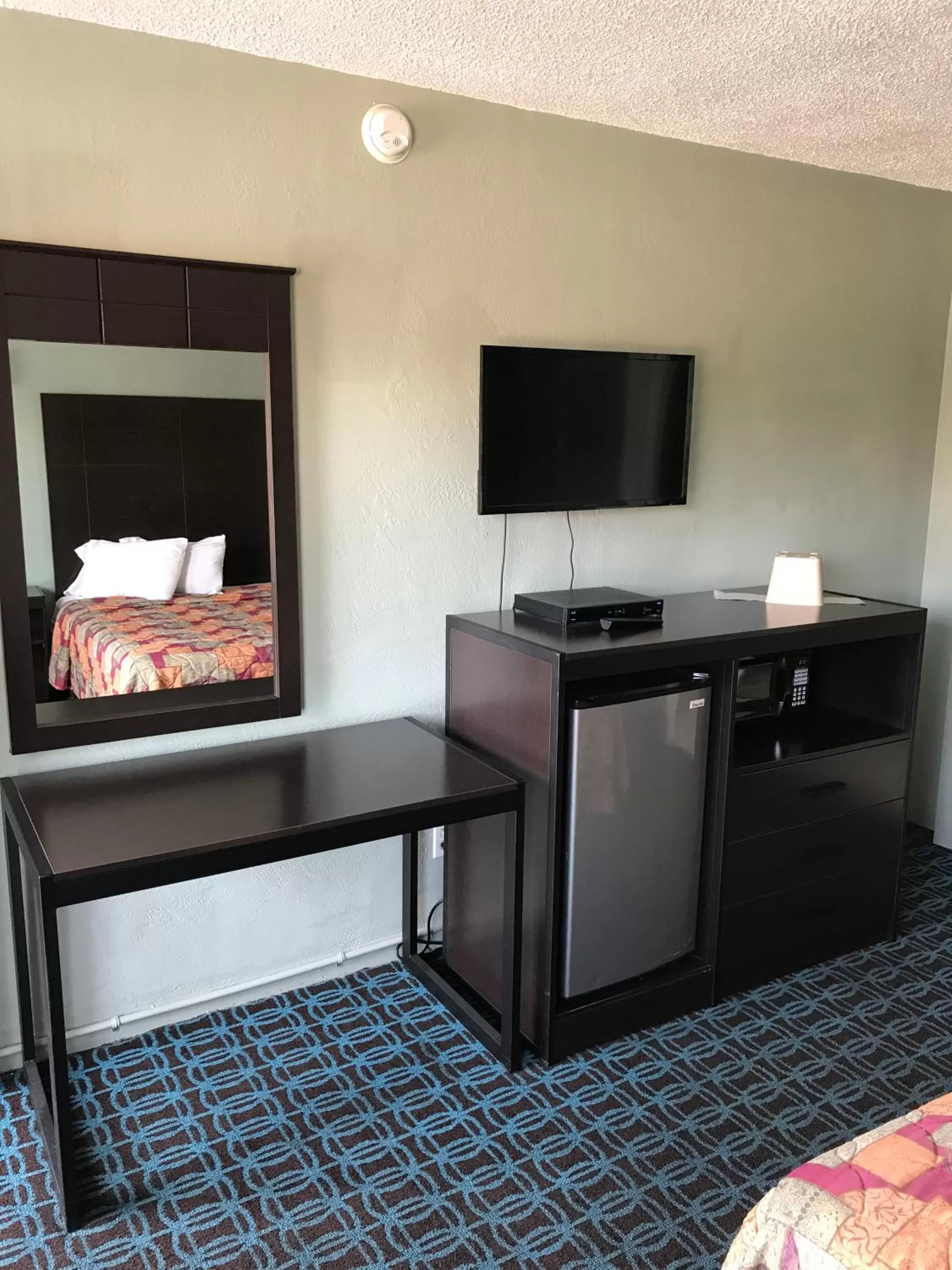 Bedroom, Bed in Economy Inn