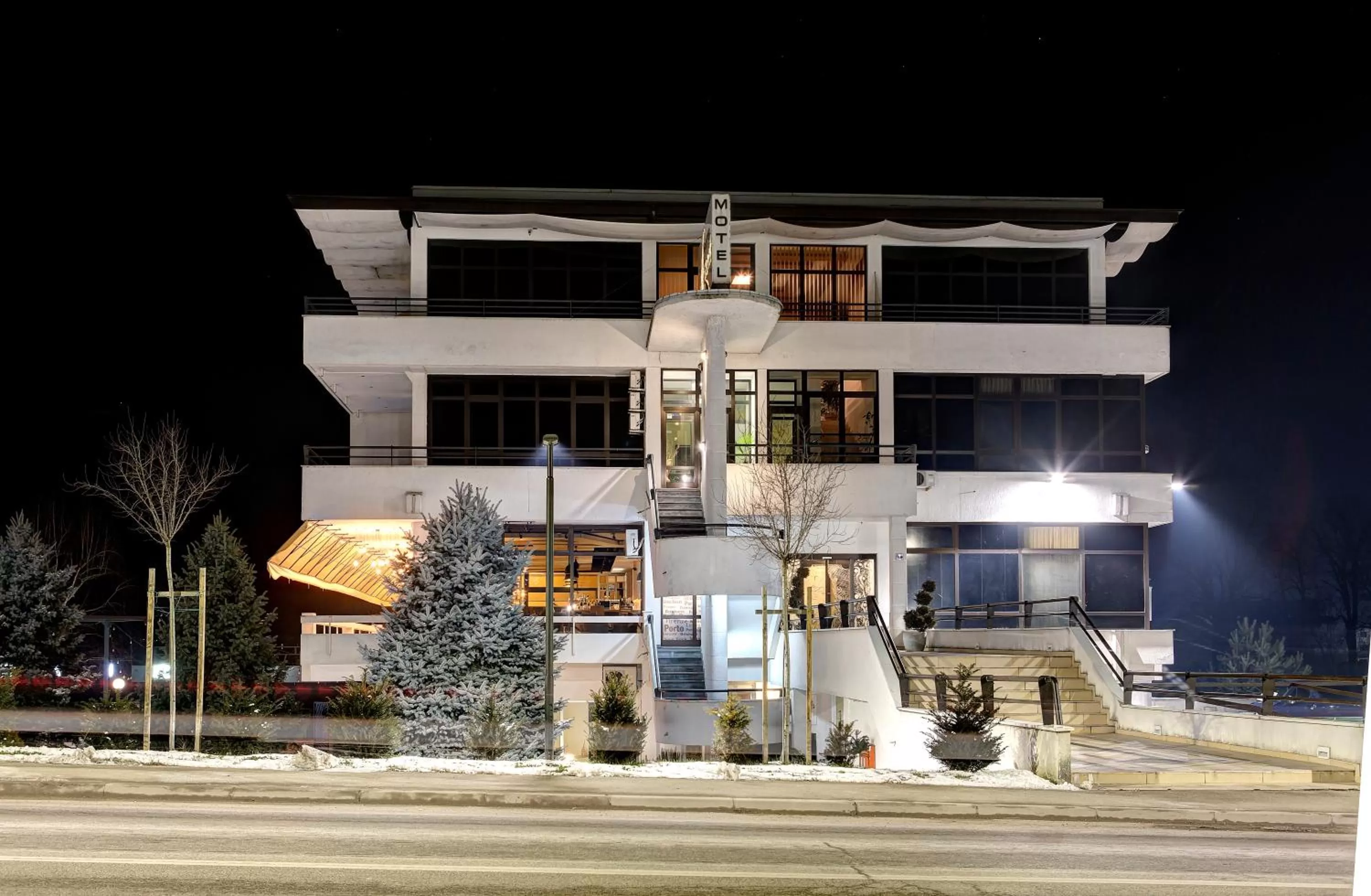 Property building in Hotel Le Pont