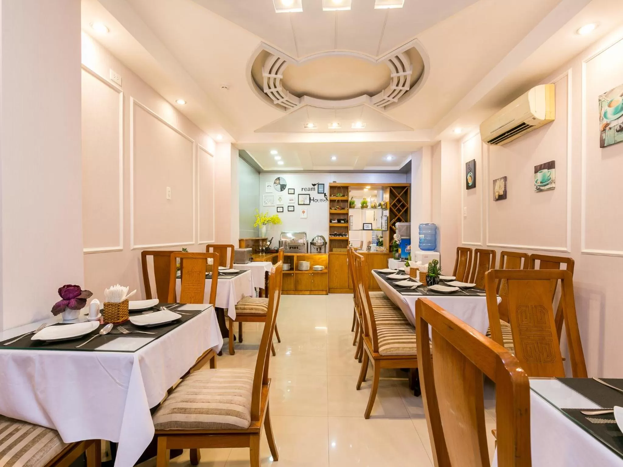 Restaurant/places to eat in Vilion Boutique Hotel Ben Thanh
