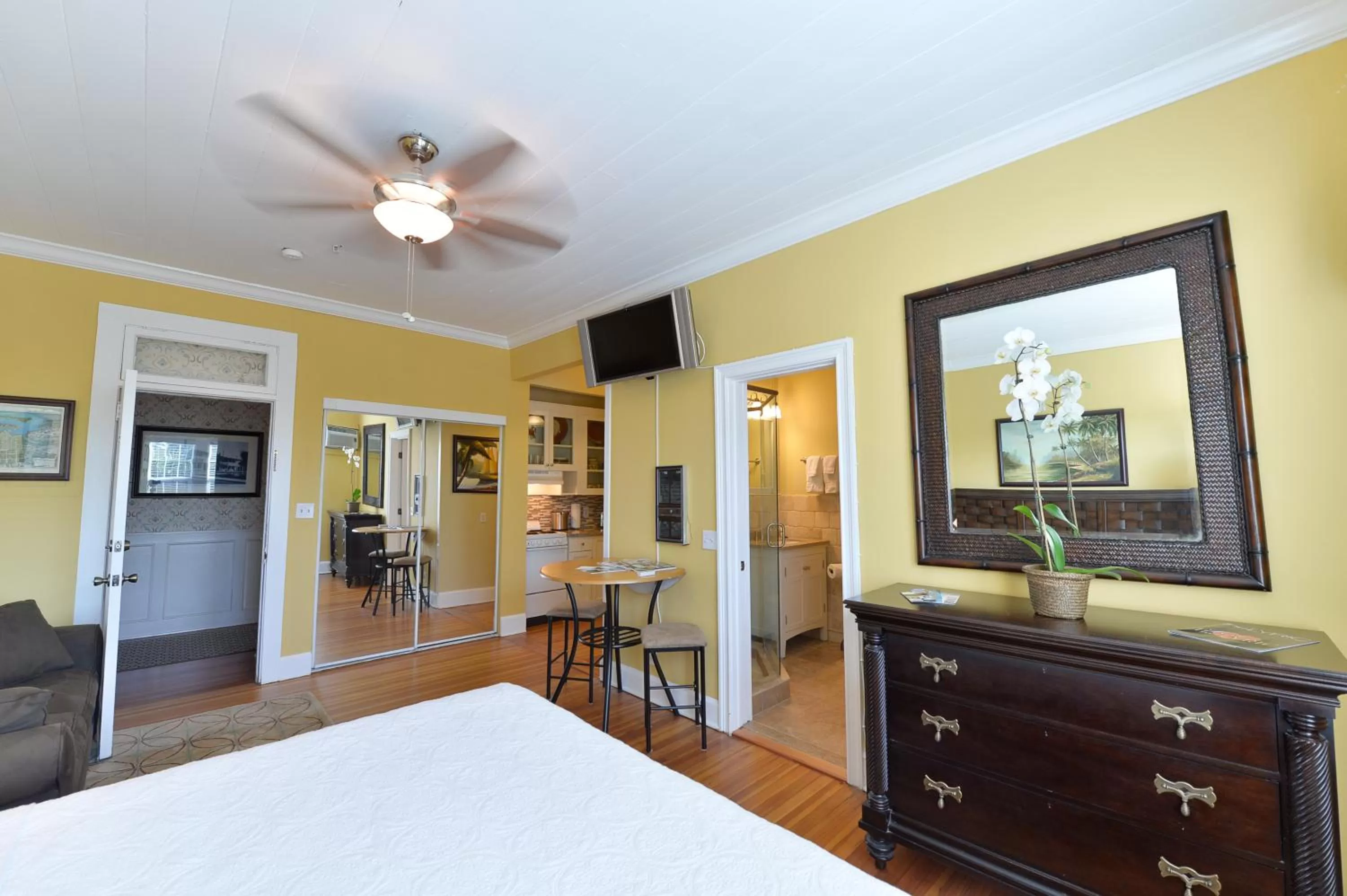 TV and multimedia, Bed in Old Colorado Inn