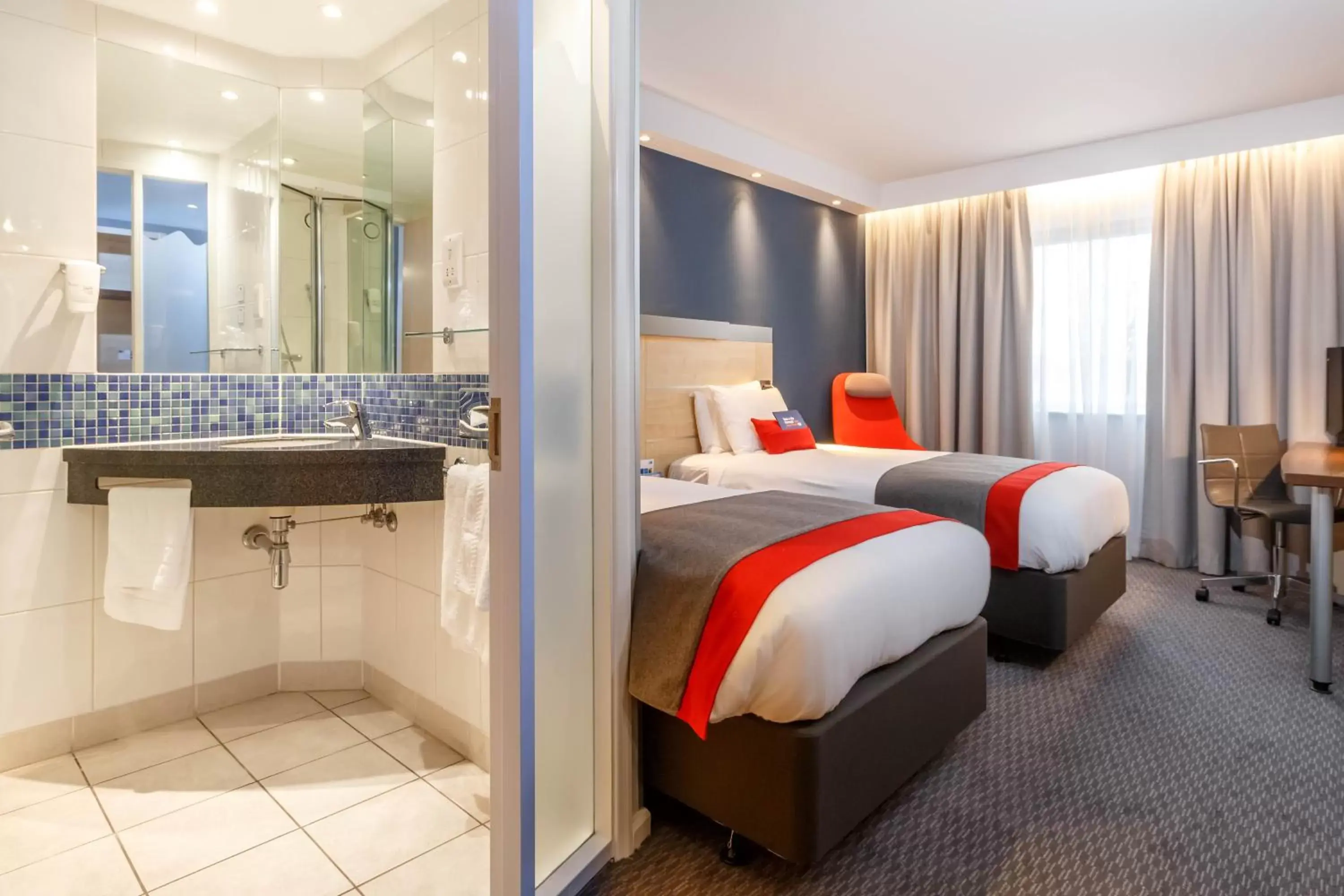 Standard Double or Twin Room in Holiday Inn Express Walsall M6, J10, an IHG Hotel Standard Double or Twin Room in Holiday Inn Express Walsall M6, J10, an IHG Hotel