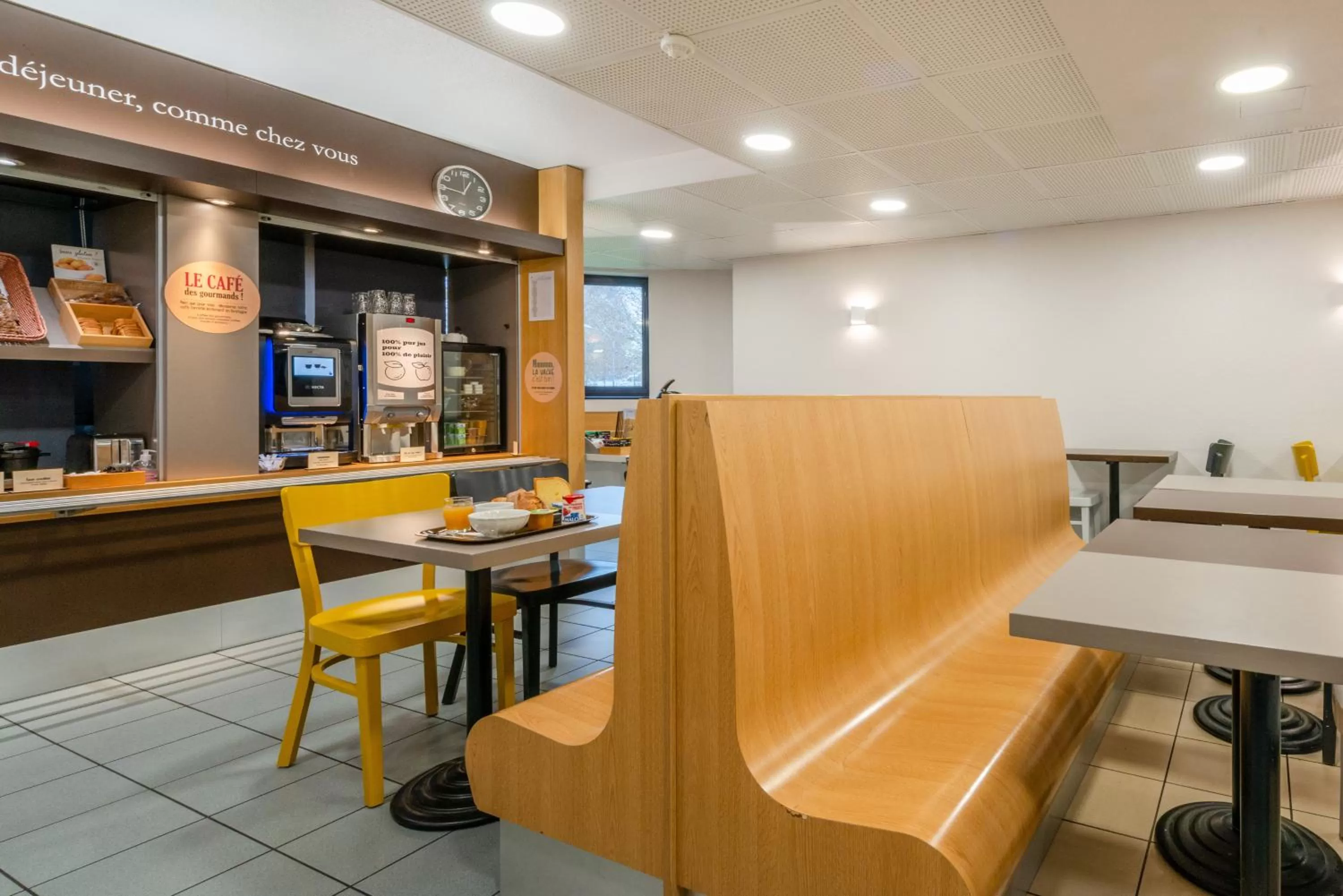 Buffet breakfast in B&B HOTEL Cholet Sud