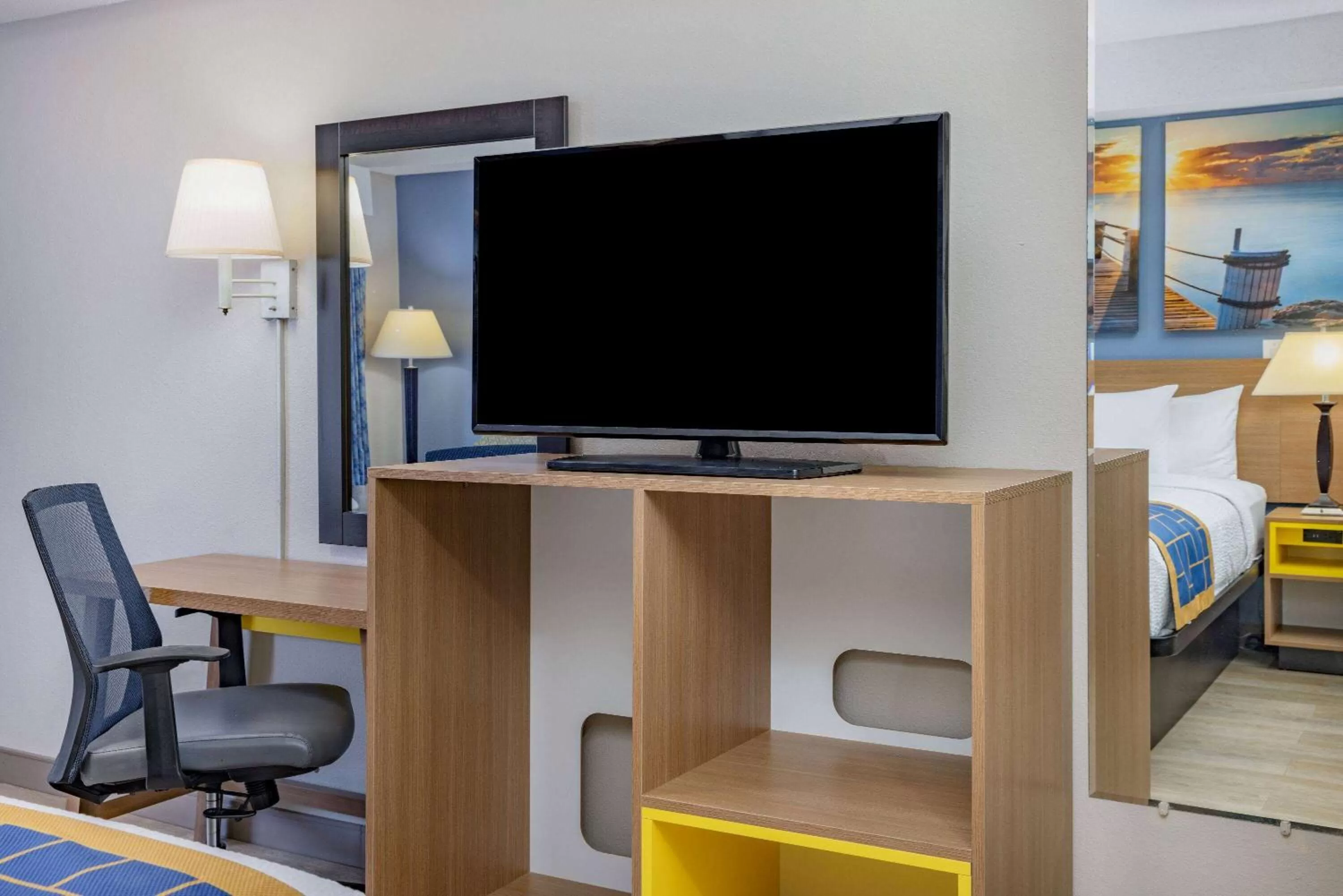 Bed in Days Inn & Suites by Wyndham Savannah Midtown