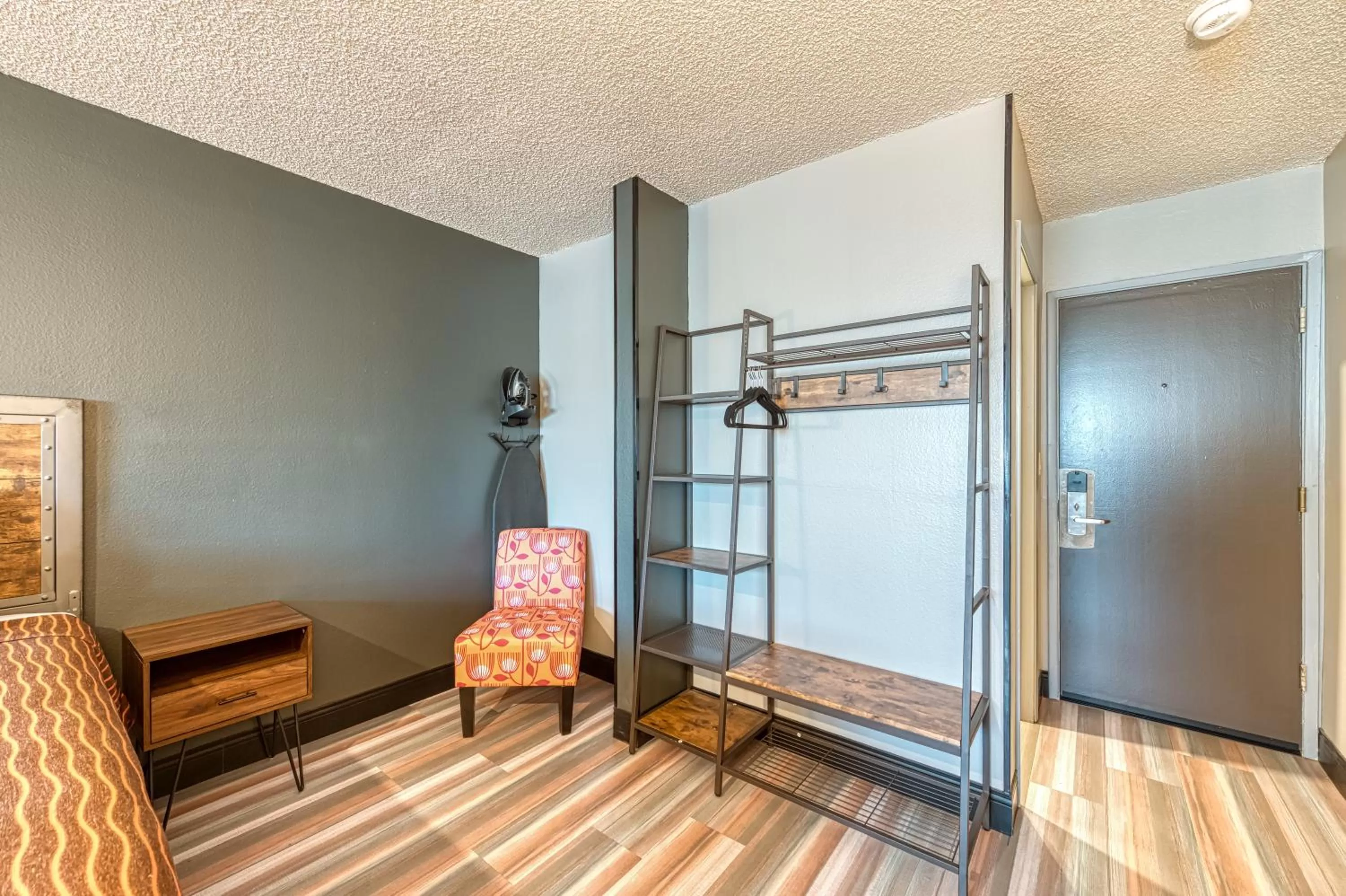 furniture, Bed in La Mirage Inn - Hollywood