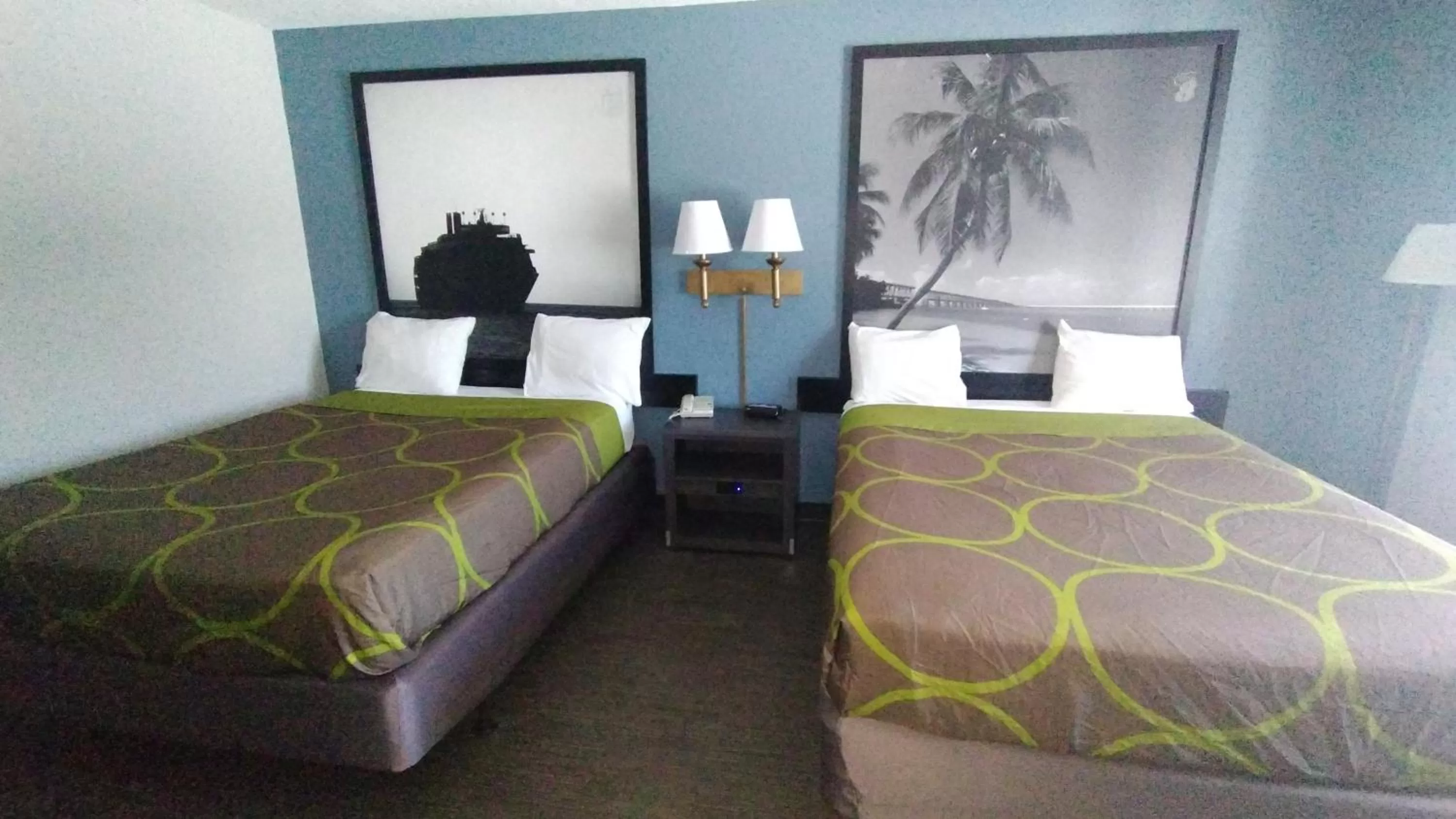 Bed in Super 8 Motel by Wyndham near Fort Lauderdale Arpt