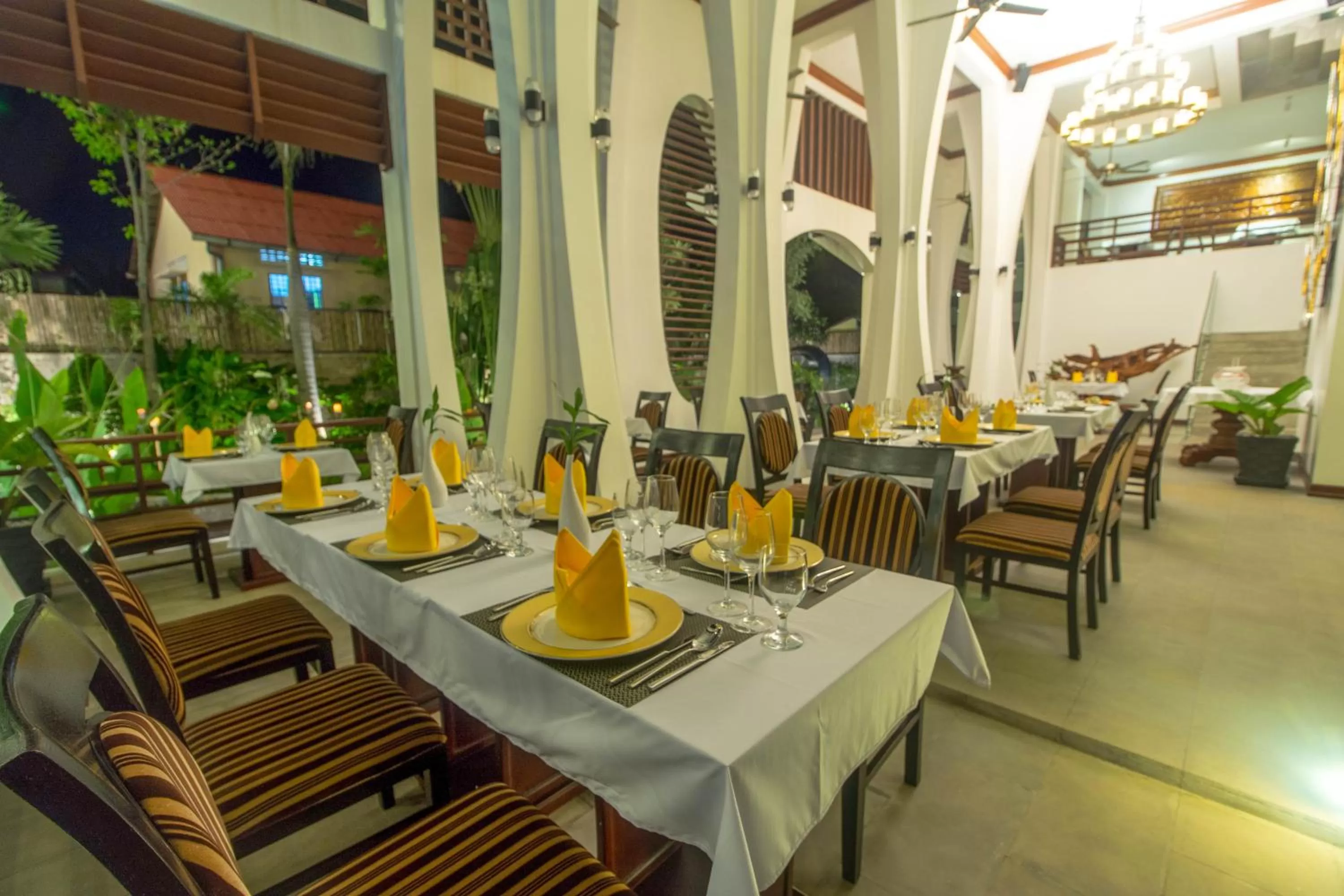 Restaurant/places to eat in The Night Hotel