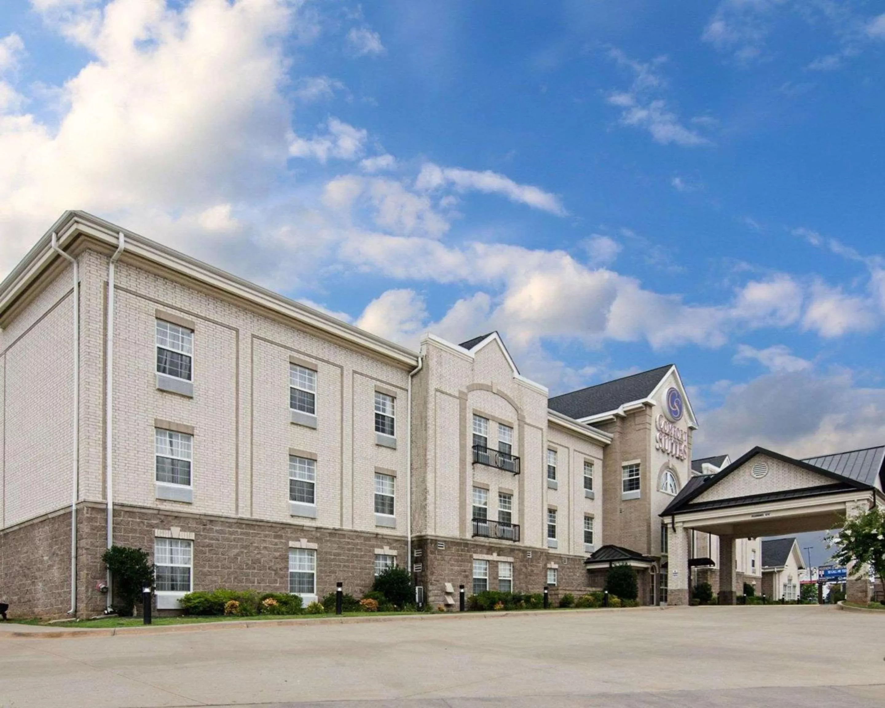 Property building in Comfort Suites Conway