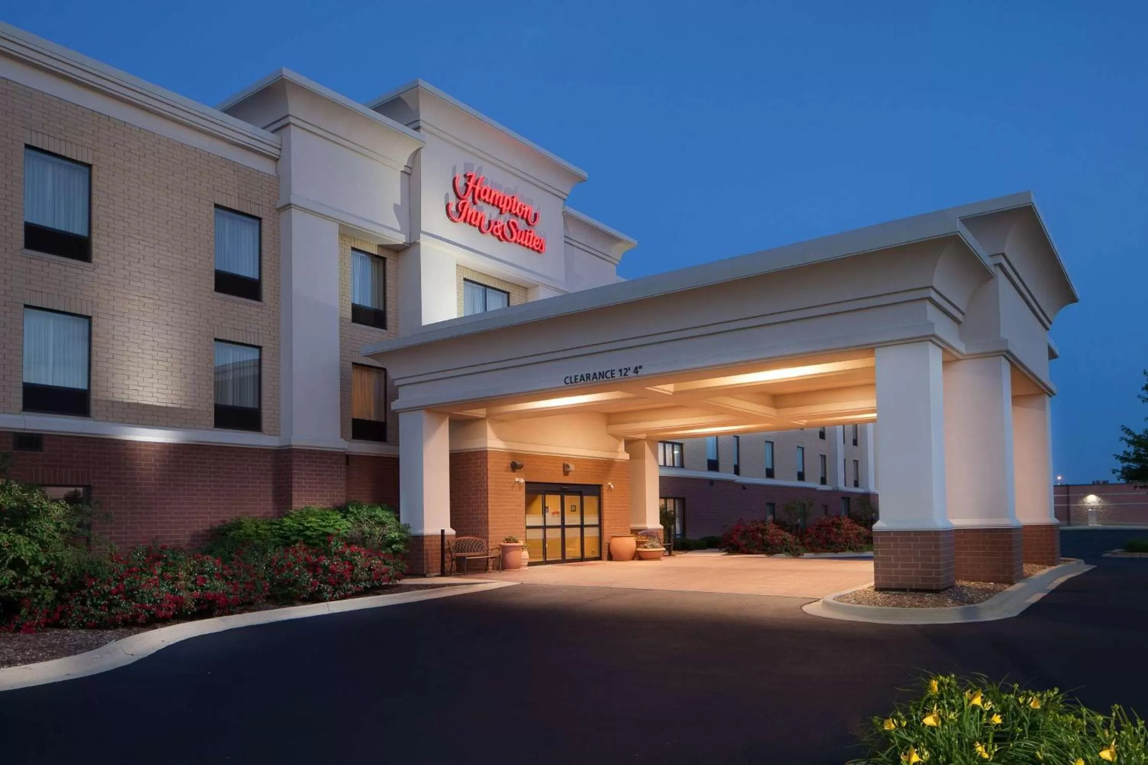 Property building in Hampton Inn & Suites Chicago/Saint Charles
