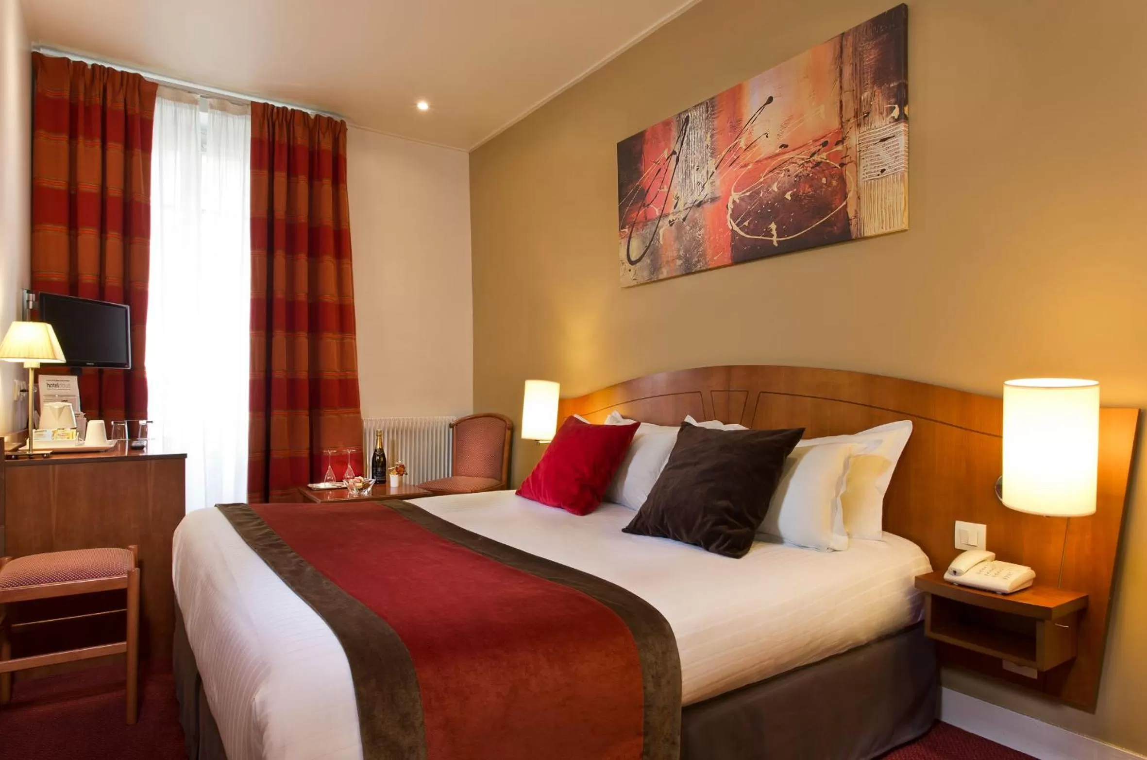 Bed in Europe Hotel Paris Eiffel