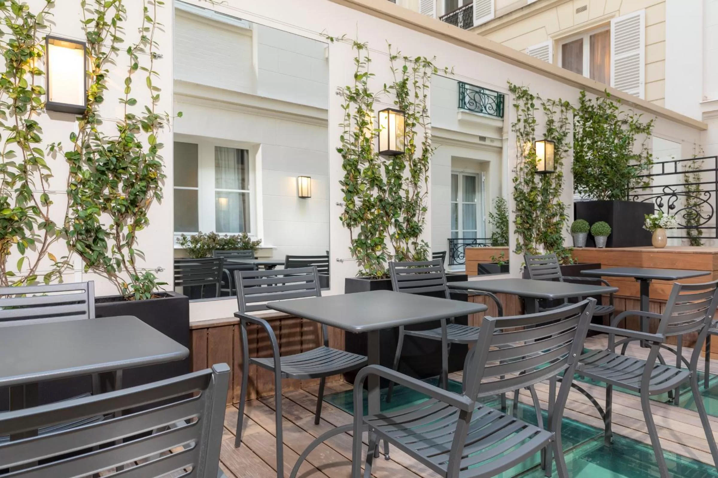 Patio in Elysées Ceramic