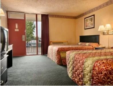 Day, Bed in Knights Inn South Hackensasck