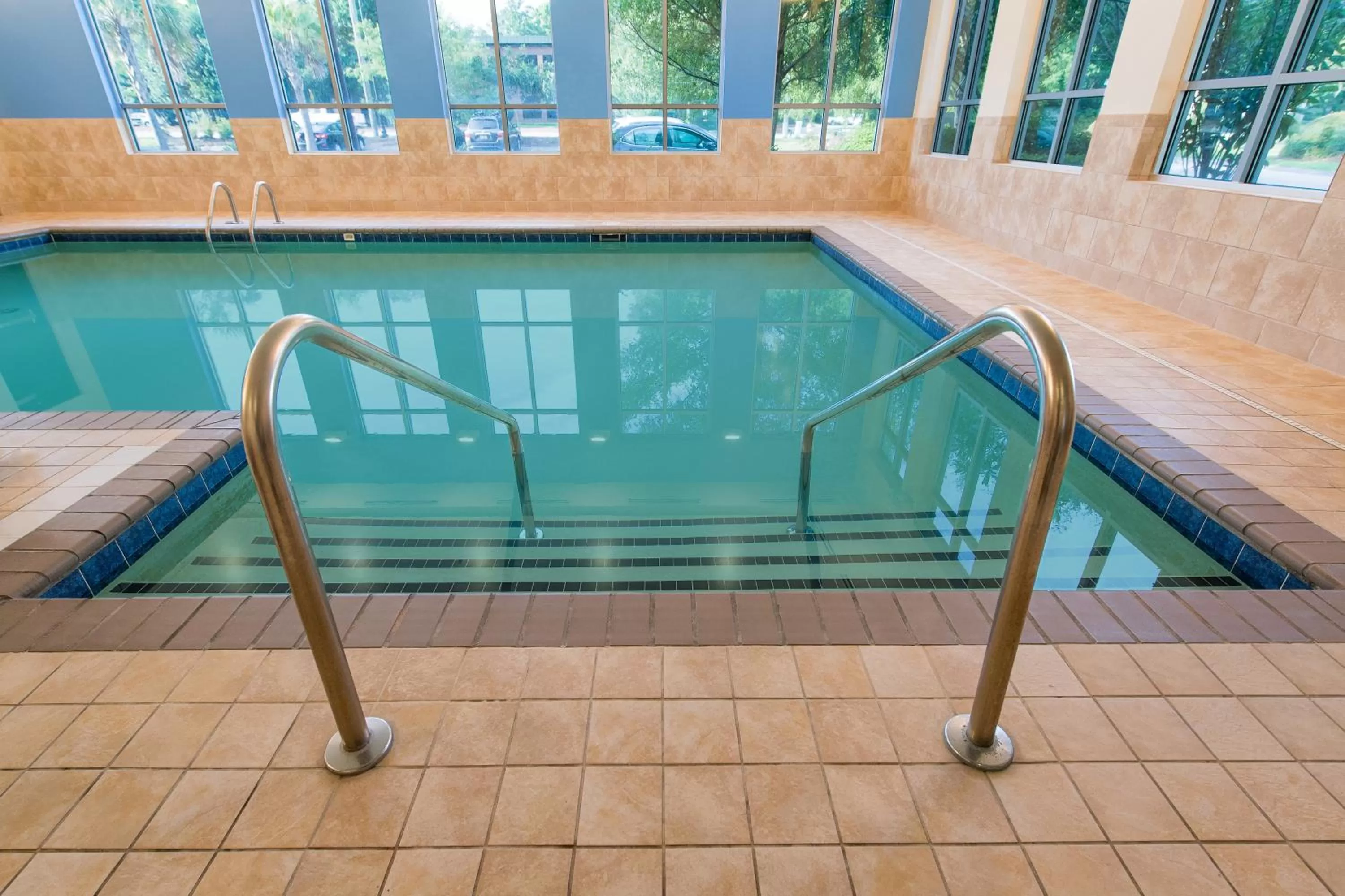 Swimming pool in Hyatt Place Charleston Airport / Convention Center