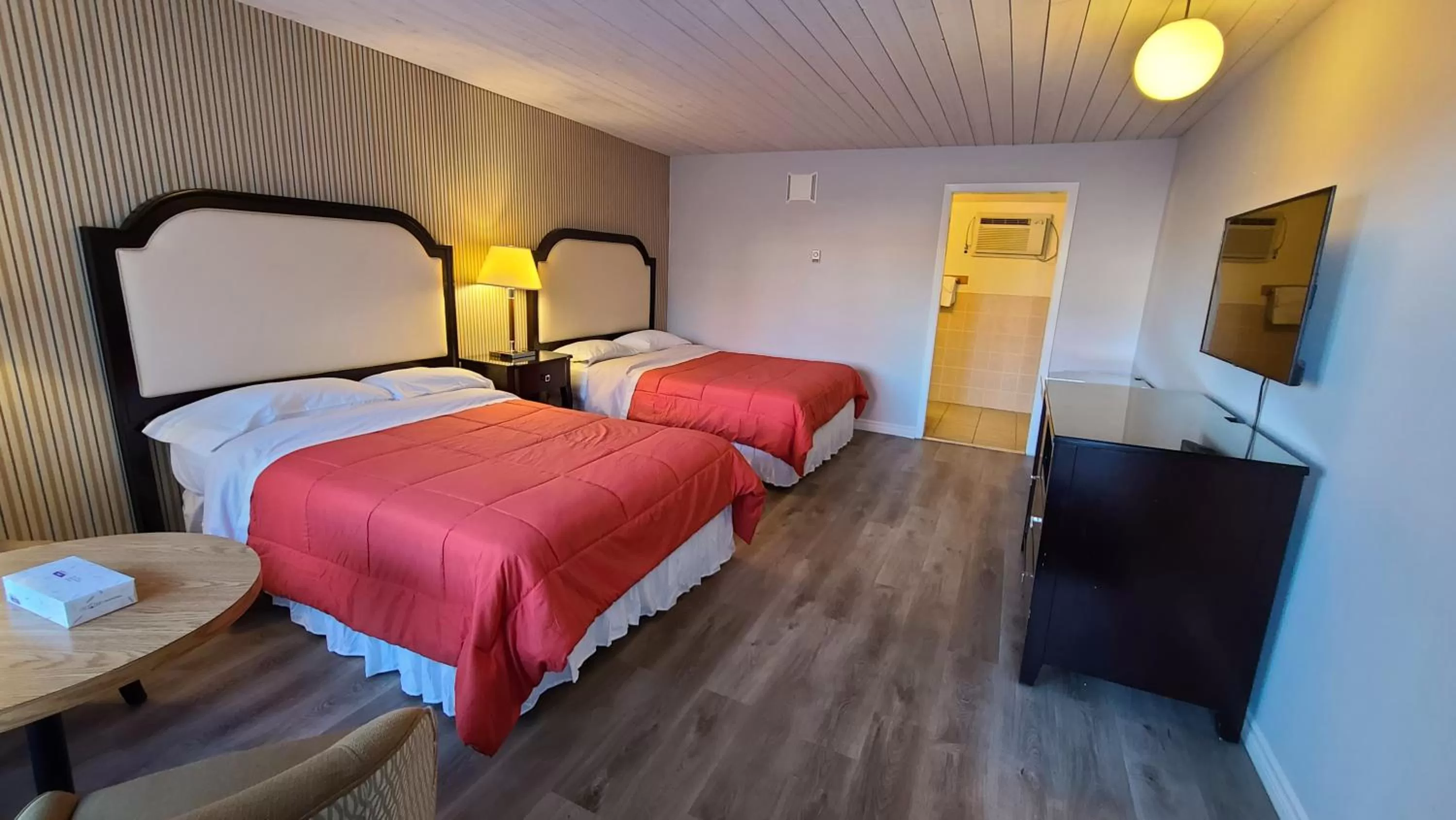 Bed in Choice Inn by the falls