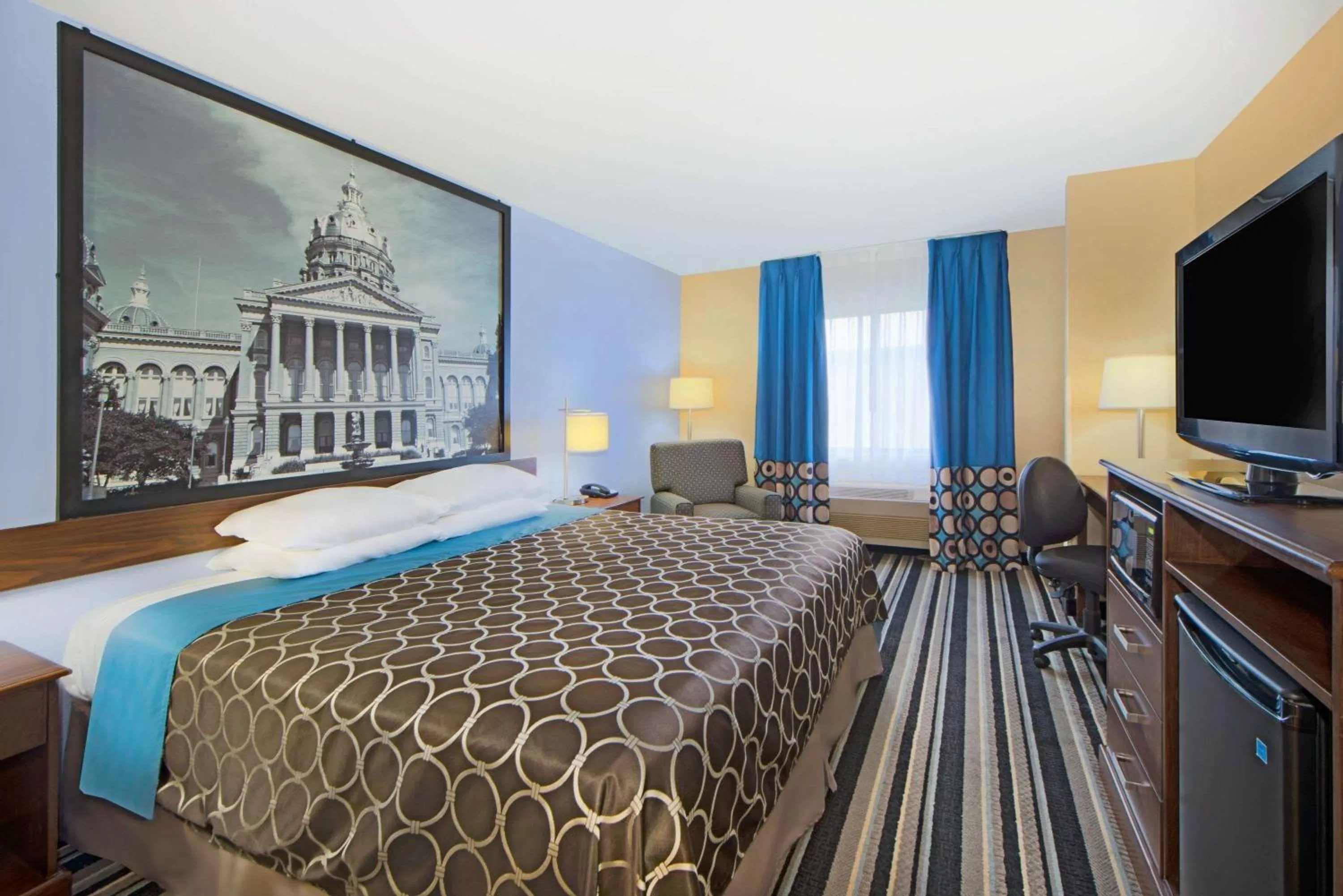 Photo of the whole room in Super 8 by Wyndham Fairfield