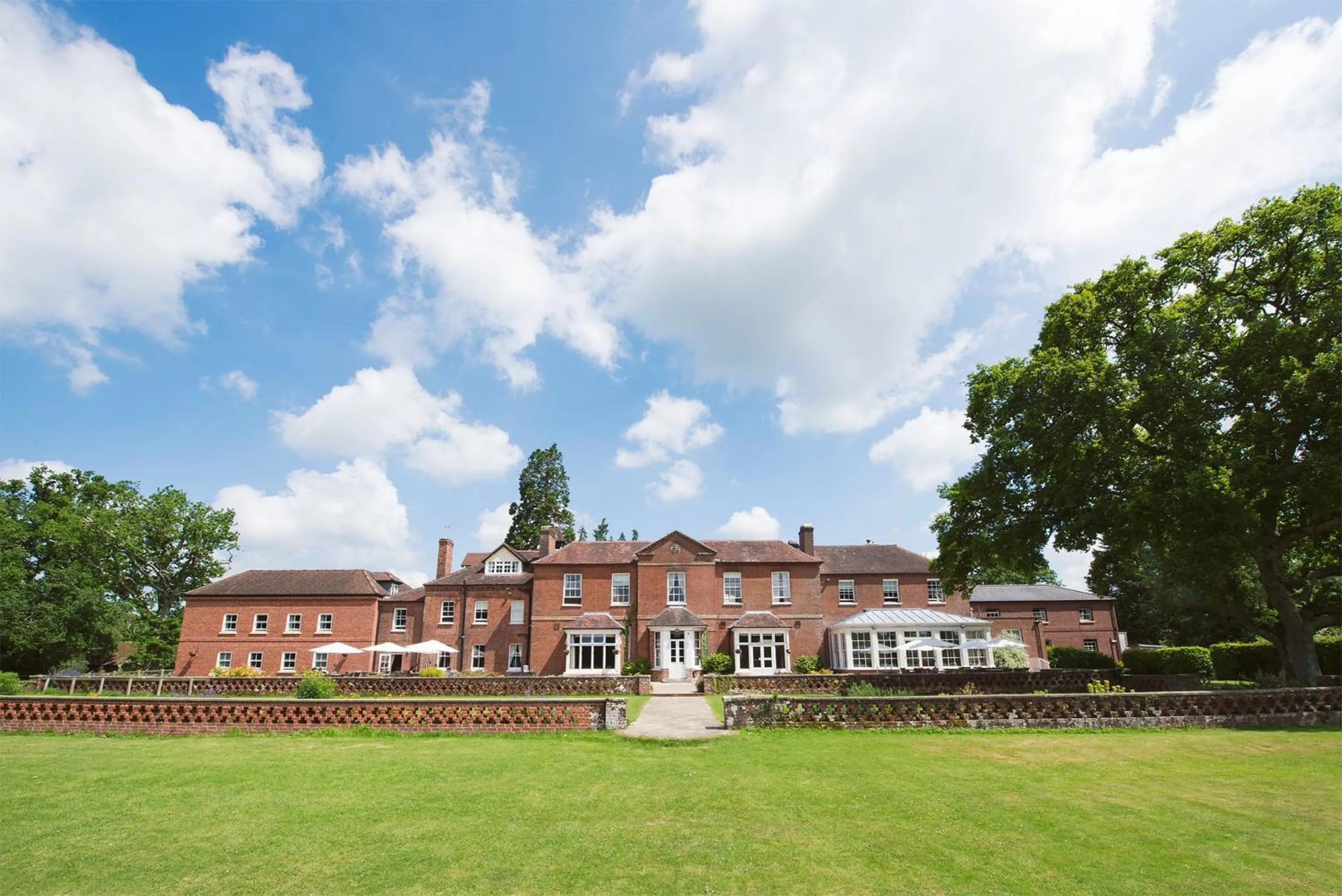 Facade/entrance in Bartley Lodge Hotel
