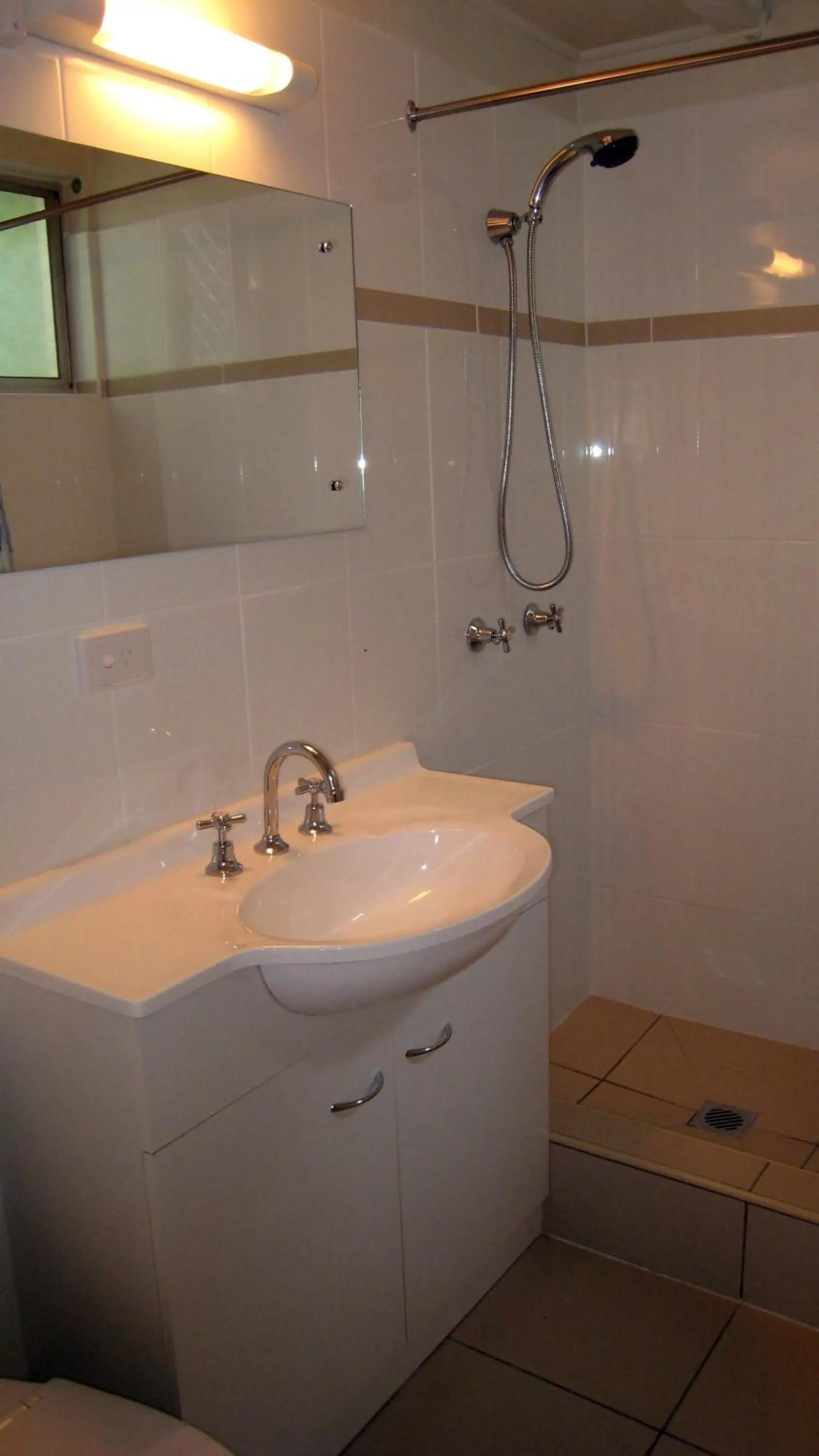 Bathroom in Coral Motel & Apartments