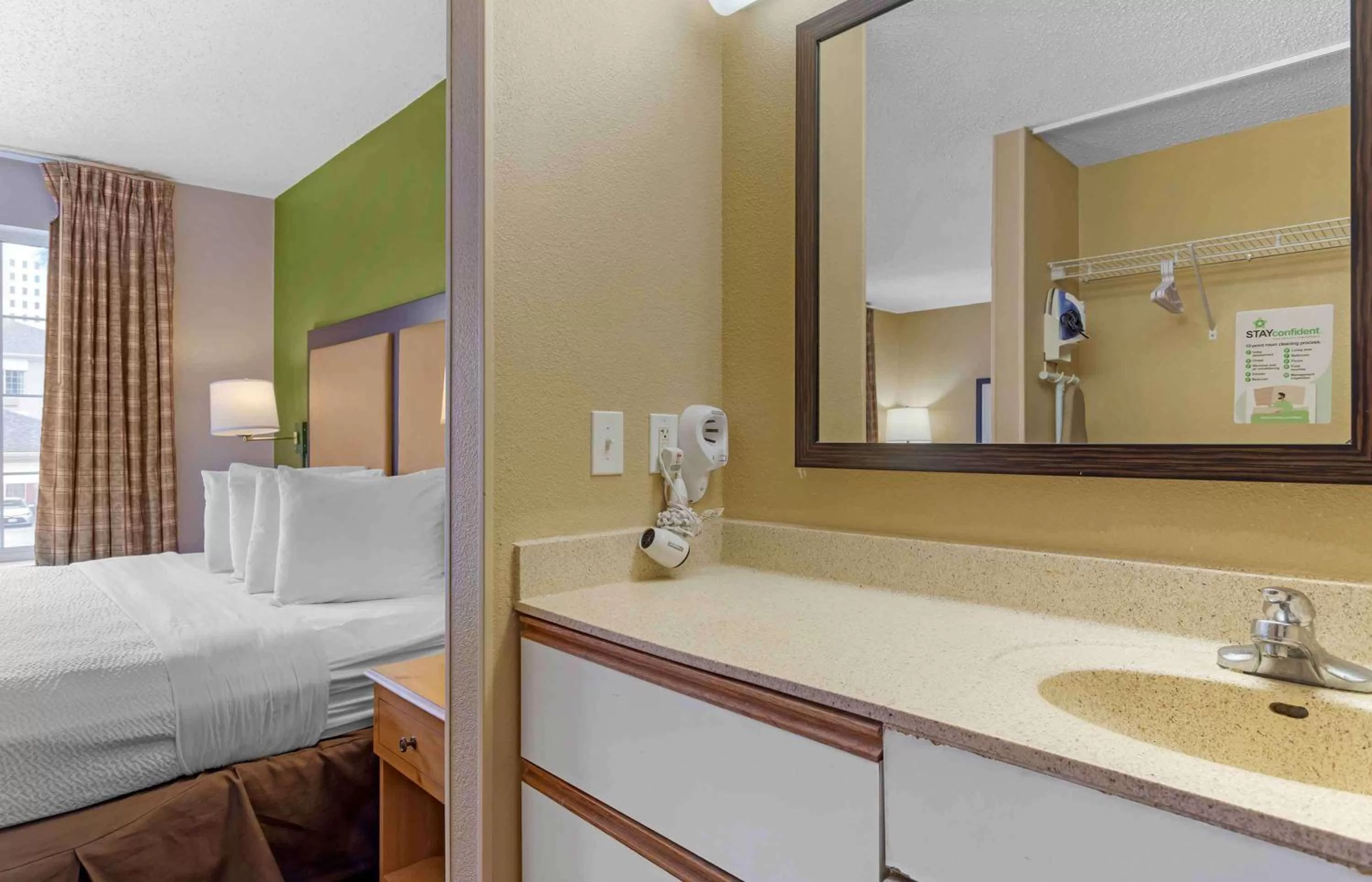 Bathroom, Bed in Extended Stay America Suites - Houston - Galleria - Uptown