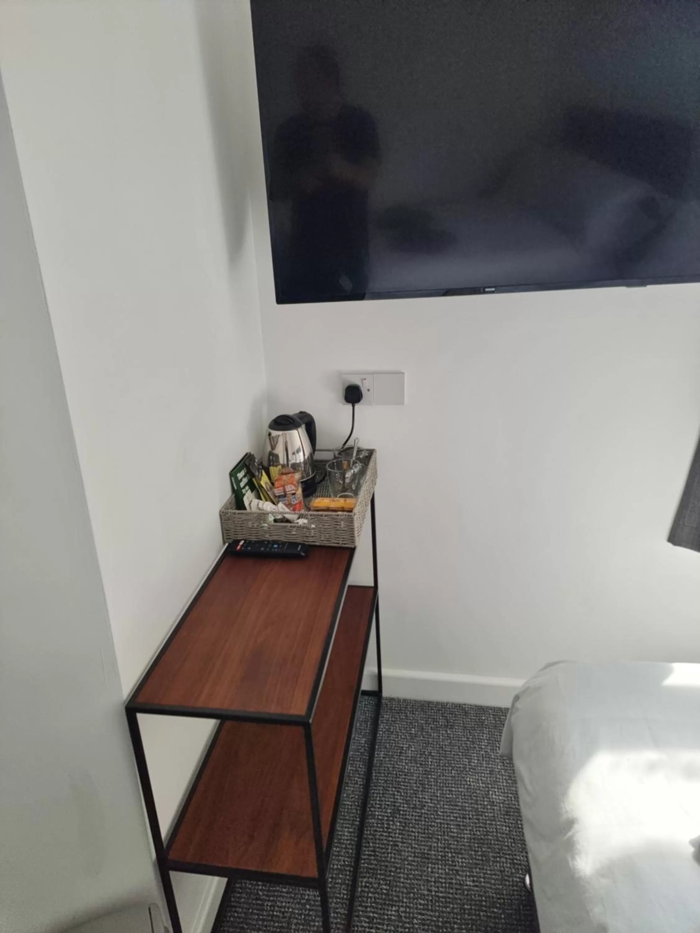 Coffee/tea facilities, TV/Entertainment Center in Langley House Hotel