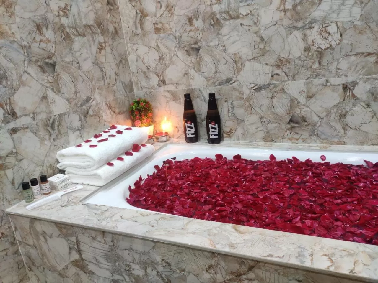 HOTEL CENTRAL SQUARE "A Couple Friendly Hotel"