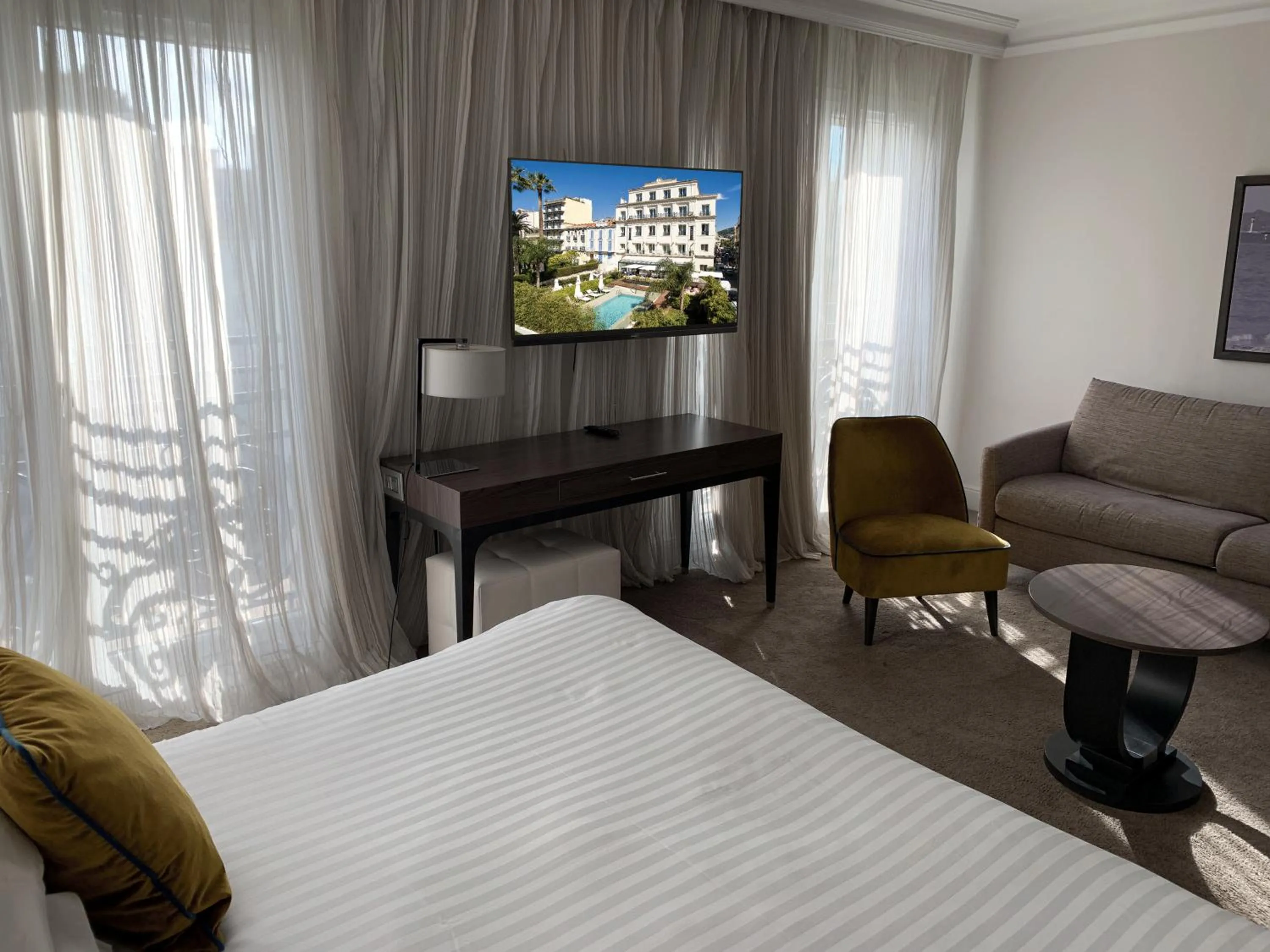 Bedroom, Bed in Hôtel Le Canberra